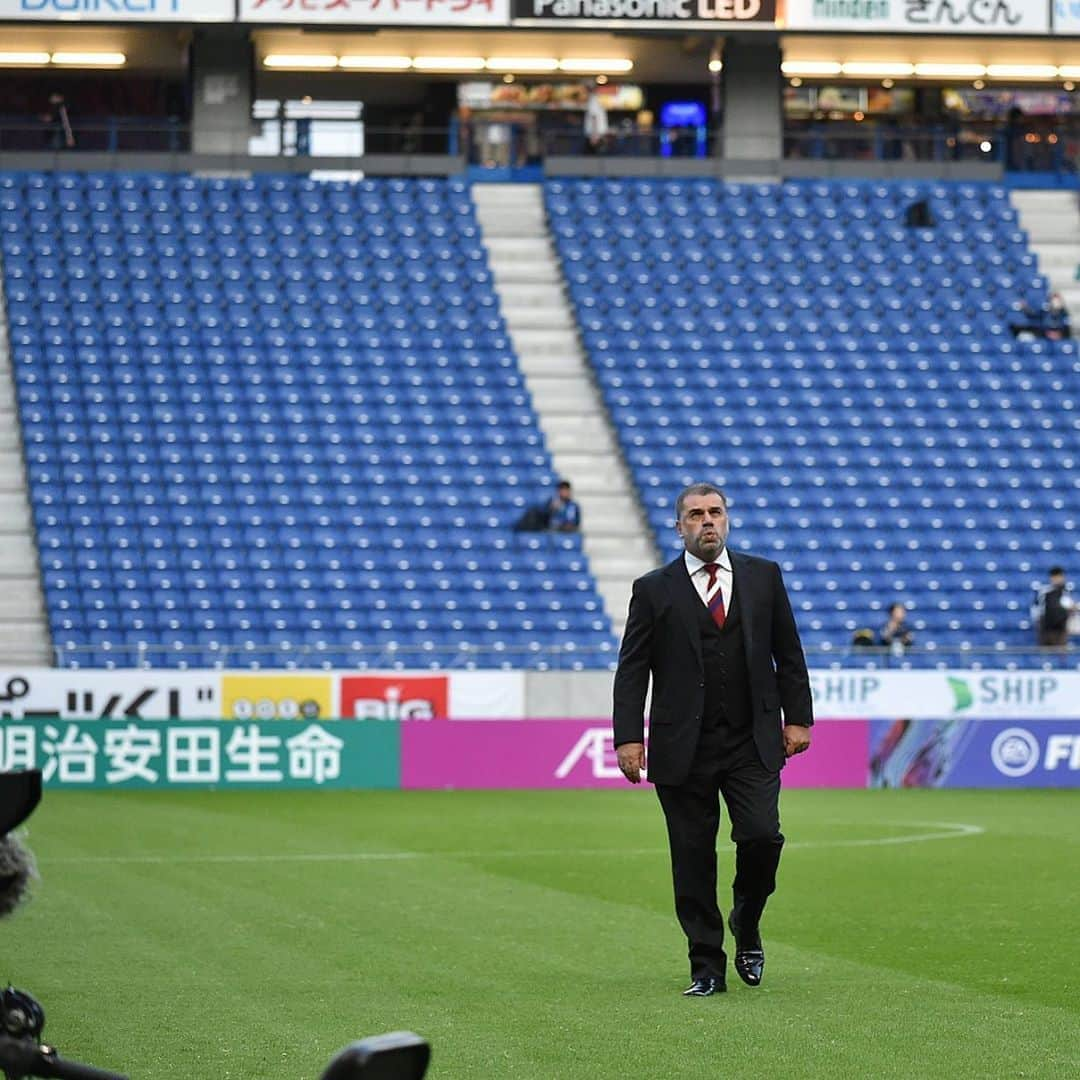 横浜F・マリノスさんのインスタグラム写真 - (横浜F・マリノスInstagram)「Getting the feel of pitch as we enter the stadium  #fmarinos #Jリーグ #AngePostecoglou #アンジェポステコグルー」10月14日 17時43分 - yokohamaf.marinos