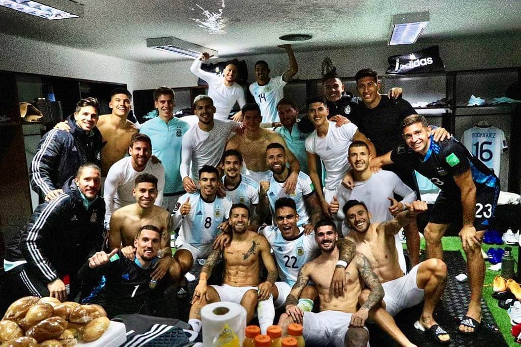 ロベルト・ペレイラさんのインスタグラム写真 - (ロベルト・ペレイラInstagram)「Felicitaciones muchachos para todos.. gran triunfo 👏🏽👏🏽👏🏽 @afaseleccion」10月14日 17時43分 - maxipereyra37