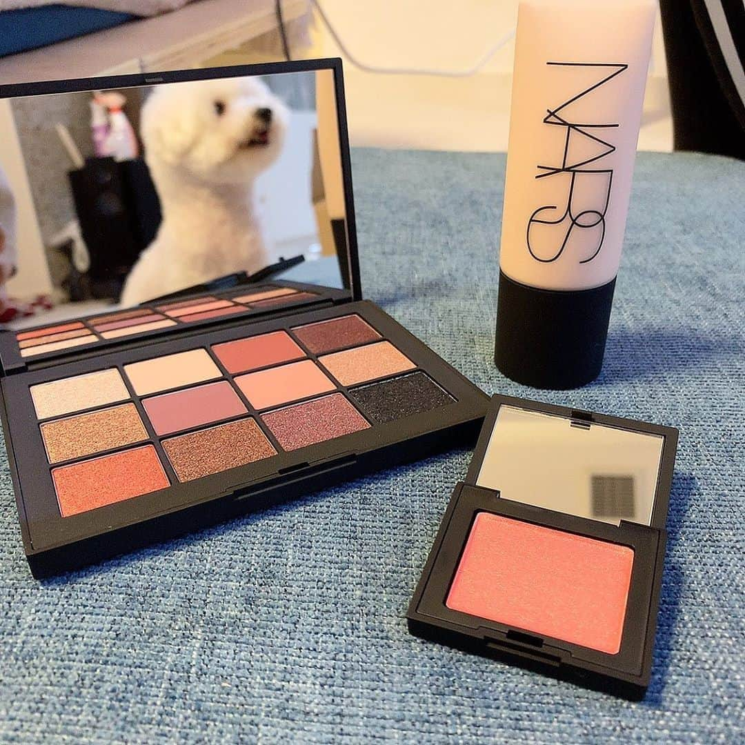 関根理紗さんのインスタグラム写真 - (関根理紗Instagram)「NARS エクストリームエフェクトアイシャドウーパレット  ブラックが入ってる珍しいパレット。 どの色もほんとに使いやすそう😭✌️  ブラッシュのミニもこのサイズ感好きだから嬉しい。これはorgasmXかわいい🥺  ファンデーションはソフトマットでソフトマットコンプリートファンデーション！  使うの楽しみすぎる😭  あ、なんか映り込んでる😭  #nars #冬の新作　#ソフトマットコンプリートファンデーション #エクストリームエフェクトアイシャドーパレット　#orgasmx」10月14日 17時47分 - sekine.risa