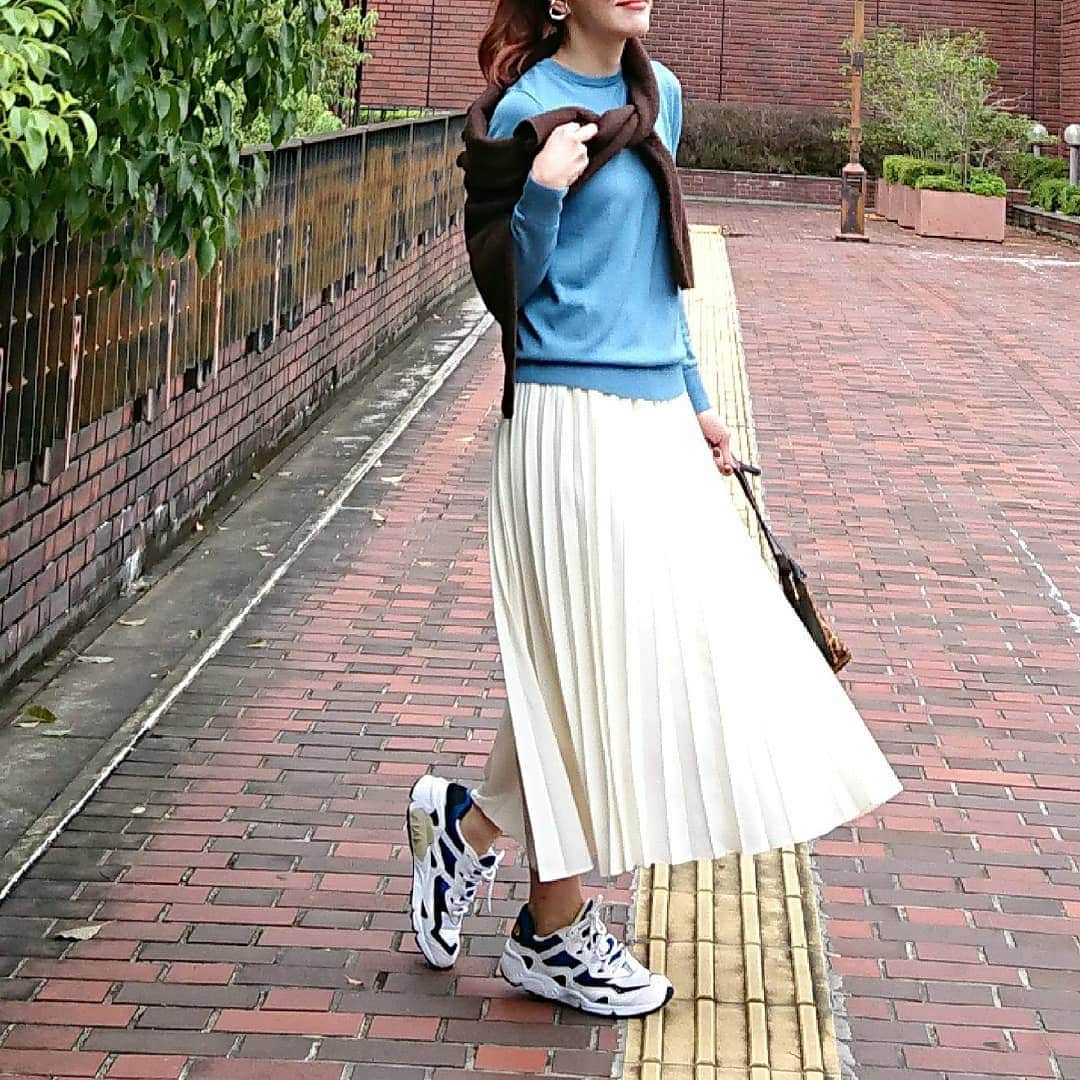 nori0620のインスタグラム：「まだ汗ばむ日もあるこの時期 ちょうどいいニット🍂  #エクストラファインメリノクルーネックセーター @uniqlo   エクストラファインメリノクルーネックセーターの着回し♪  カラーニットの掛け合わせも また楽しい♪🍂✨  #ニット#スカート @uniqlo  #スニーカー @newbalance  #バッグ @aquagirl_official   #fashion#fashionsnap #code #coordinate #outfit #ファッション #コーデ#秋コーデ#ニットコーデ#uniqloginza2020FW #ユニクロニット族 #ユニクロニット部 #秋ニット #エクストラファインメリノクルーネックセーター #PR #上下ユニクロ#カラーニット#プリーツスカート #ママファッション #ママコーデ #プチプラコーデ #ロカリ #」
