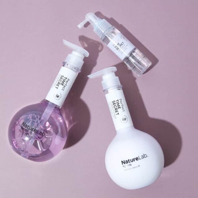 のインスタグラム：「【10/1新発売】自然由来のヘアケア成分を最大限に活かしたヘアコスメブランド「ネイチャーラボ トーキョー」から、新シリーズ「パーフェクト タイムシークレット」が登場！　年齢に関わらず、あらゆる女性の髪の悩みを考えて生まれたのが、「タイムシークレット」のコンセプト。毎日のケアにより、現在の髪を健康的に保ち、乾燥やダメージといった髪の悩みをケア。パッケージもカラーもかわいい♡﻿ ﻿ #naturelabtokyo #ネイチャーラボトーキョー #ヘアコスメ #シャンプー #トリートメント #エッセンス #ヘアケア #ELLESHOP_beauty」
