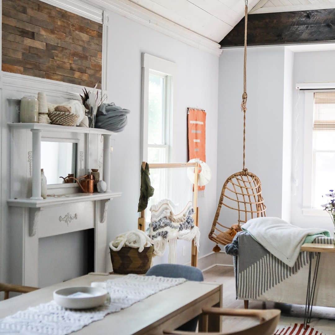 チップ＆ペッパーのインスタグラム：「. . . . . . . . . . .   #interior #candles #morninglight #apartmenttherapy #hyggehome #scandi #interior4all #americanstyle #woodenhouse #interior123 #interior4inspo #wnętrza #interior_delux #interiordesign #myinterior #bohostyle #drewno #wnetrza #hangingchair #swing #industrial #interior123 #bohostyle #interior_delux #scandinavian #hygge #summerspecial #mynordicroom #hyggehome #bohemian #natural」