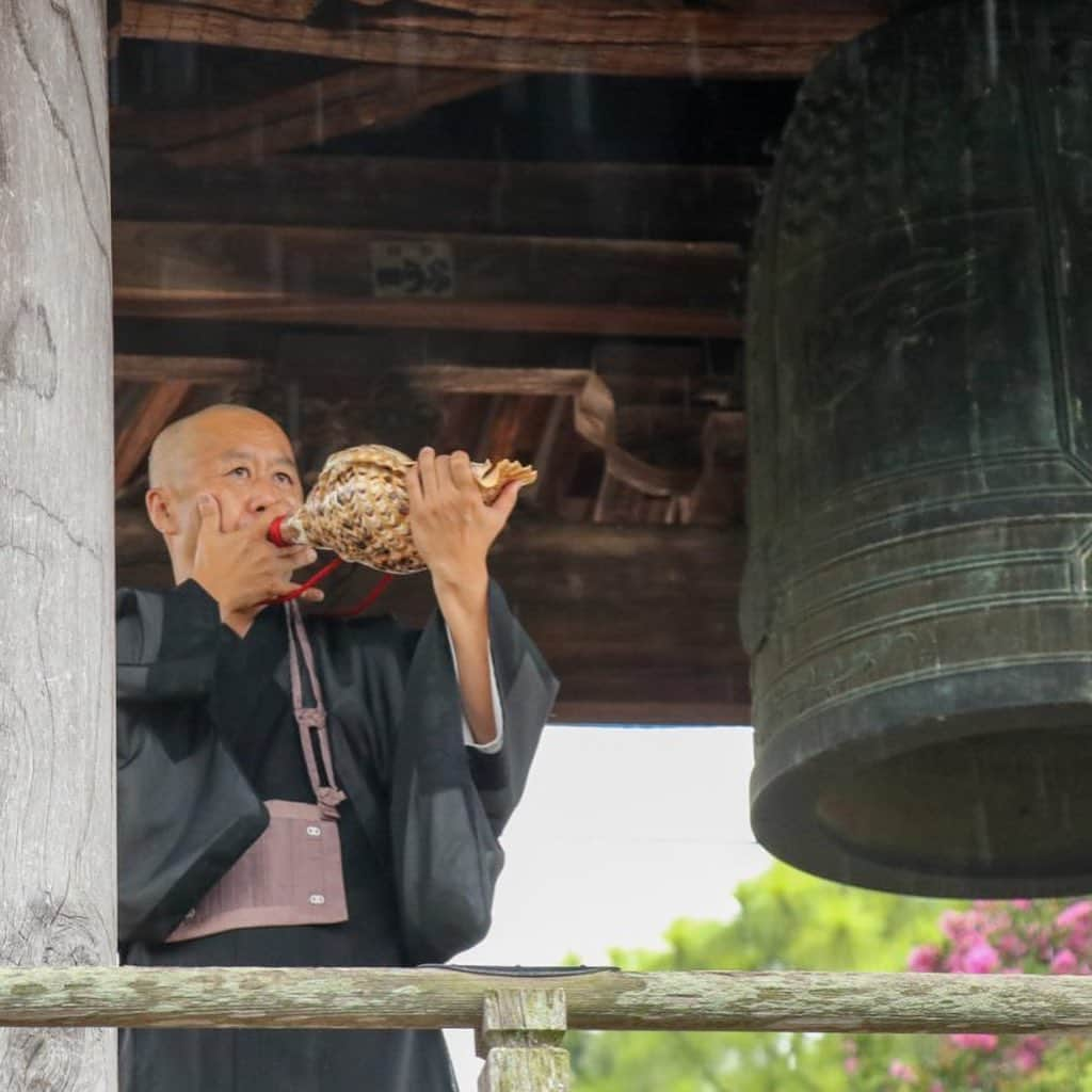 さいたまつりさんのインスタグラム写真 - (さいたまつりInstagram)「【🏮埼玉の祭りハイライト🏮 〜「永福寺のどじょう施餓鬼」〜】﻿ 関東三大施餓鬼の一つ、「どじょう施餓鬼」は、杉戸町の永福寺で600年以上続く伝統行事✨﻿ 施餓鬼は、飢えに苦しむ者や成仏できない死者の霊に飲食物を供えて供養する法会のことで、ご先祖さまへの感謝の気持ちや供養の気持ちを伝えるために、放生（生きものを放つ行事）として、どじょうを池に放っています！﻿ 　﻿ ===﻿ 写真は施餓鬼の様子。関東三大施餓鬼の中でもどじょうを放つのは永福寺だけで、神秘的で厳かな雰囲気の中、施餓鬼が行われます！✨﻿ ===﻿ 　﻿ 珍しいどじょうの施餓鬼を見に、来年は永福寺へ足を運んで見たいですね！﻿ 　﻿ ＊＊＊﻿ 　﻿ 2020年度の「永福寺のどじょう施餓鬼」は、新型コロナウイルス感染拡大防止のため中止となりました。﻿ 　﻿ 公式サイト　https://www.saitamatsuri.jp/matsuri/eifukuji-dojo/﻿ さいたまつりページ　https://eifukuji.net/﻿ #永福寺のどじょう施餓鬼 #さいたまつり #埼玉 #saitama #saitamatsuri #japan #祭 #matsuri #festival﻿」10月14日 17時51分 - saitamatsuri