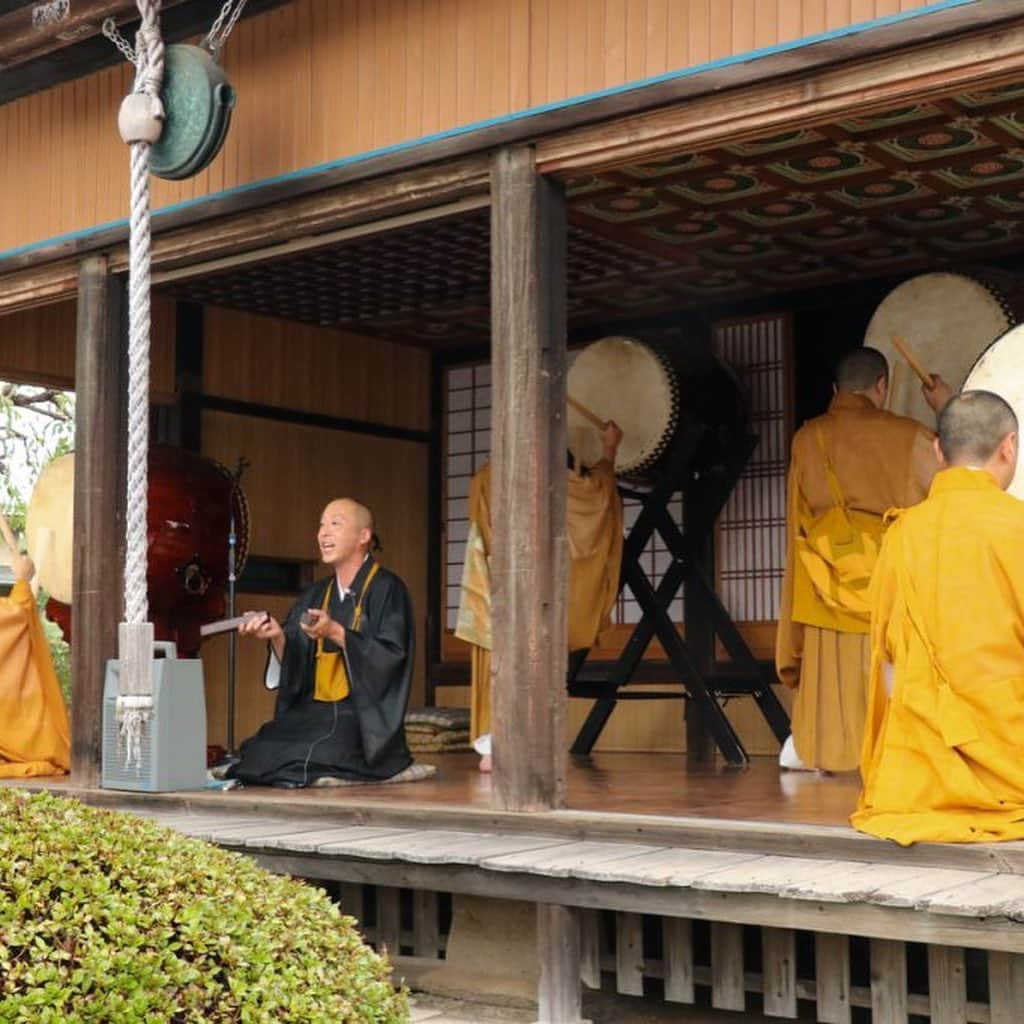 さいたまつりさんのインスタグラム写真 - (さいたまつりInstagram)「【🏮埼玉の祭りハイライト🏮 〜「永福寺のどじょう施餓鬼」〜】﻿ 関東三大施餓鬼の一つ、「どじょう施餓鬼」は、杉戸町の永福寺で600年以上続く伝統行事✨﻿ 施餓鬼は、飢えに苦しむ者や成仏できない死者の霊に飲食物を供えて供養する法会のことで、ご先祖さまへの感謝の気持ちや供養の気持ちを伝えるために、放生（生きものを放つ行事）として、どじょうを池に放っています！﻿ 　﻿ ===﻿ 写真は施餓鬼の様子。関東三大施餓鬼の中でもどじょうを放つのは永福寺だけで、神秘的で厳かな雰囲気の中、施餓鬼が行われます！✨﻿ ===﻿ 　﻿ 珍しいどじょうの施餓鬼を見に、来年は永福寺へ足を運んで見たいですね！﻿ 　﻿ ＊＊＊﻿ 　﻿ 2020年度の「永福寺のどじょう施餓鬼」は、新型コロナウイルス感染拡大防止のため中止となりました。﻿ 　﻿ 公式サイト　https://www.saitamatsuri.jp/matsuri/eifukuji-dojo/﻿ さいたまつりページ　https://eifukuji.net/﻿ #永福寺のどじょう施餓鬼 #さいたまつり #埼玉 #saitama #saitamatsuri #japan #祭 #matsuri #festival﻿」10月14日 17時51分 - saitamatsuri