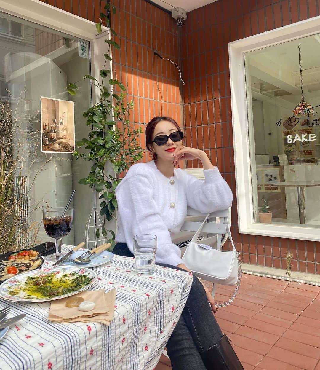 ギョンリ のインスタグラム：「오늘은 뜬금없이 빈티지 쇼핑이 하고싶어서 무작정 갔는데 첫 빈티지 완전 성공! 신데렐라 된 기분👸🏻 (tmi. 계단에서 심하게 넘어졌다..)」