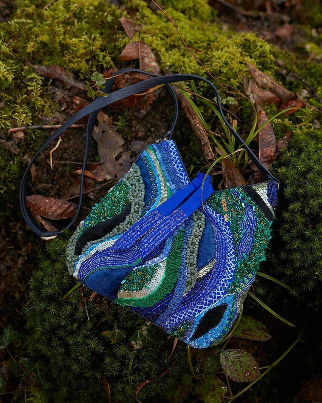 ジャマンピュエッシュのインスタグラム：「Majestic peacock feathers are hand-embroidered on this beautiful evening bag.」