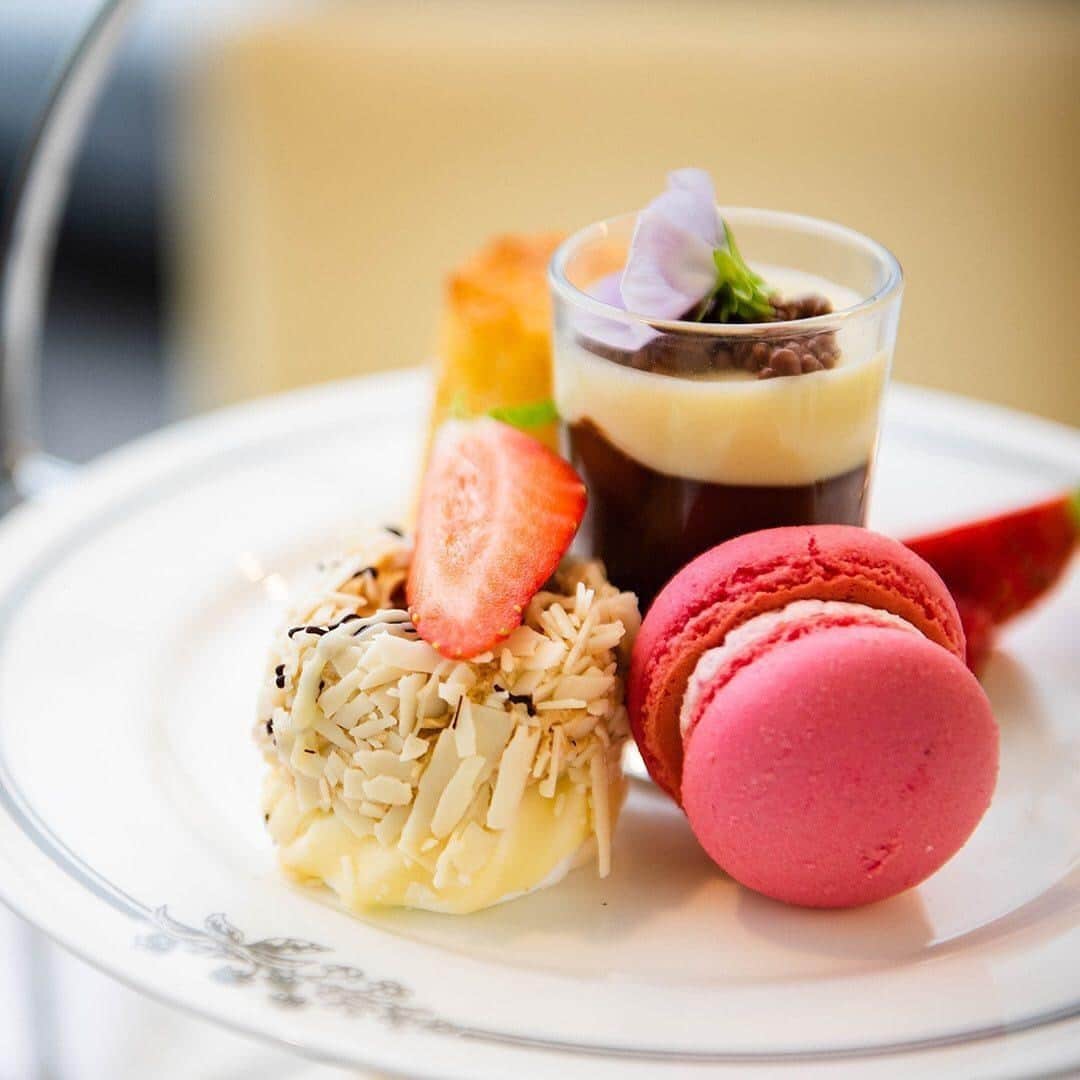 ローラアシュレイのインスタグラム：「We don’t normally need an excuse to eat cake, but since it’s #DessertDay, it would be rude not to…⁣ ⁣ Enjoy a selection of delicious desserts in beautiful surroundings at any of our @LauraAshleyTheTeaRoom venues.⁣ ⁣ Book your table online.」