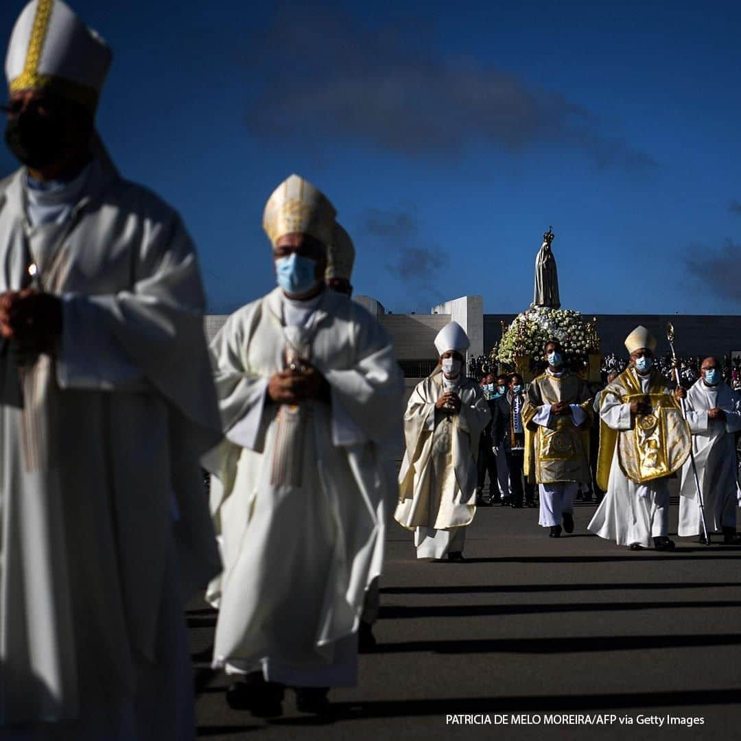 ABC Newsさんのインスタグラム写真 - (ABC NewsInstagram)「A statue of Our Lady Fatima is carried during a ceremony marking the last pilgrimage of the year at the Fatima shrine in central Portugal held under strict social distancing rules because of the coronavirus pandemic. #portugal #fatima #religion #socialdistancing #coronavirus」10月14日 18時00分 - abcnews