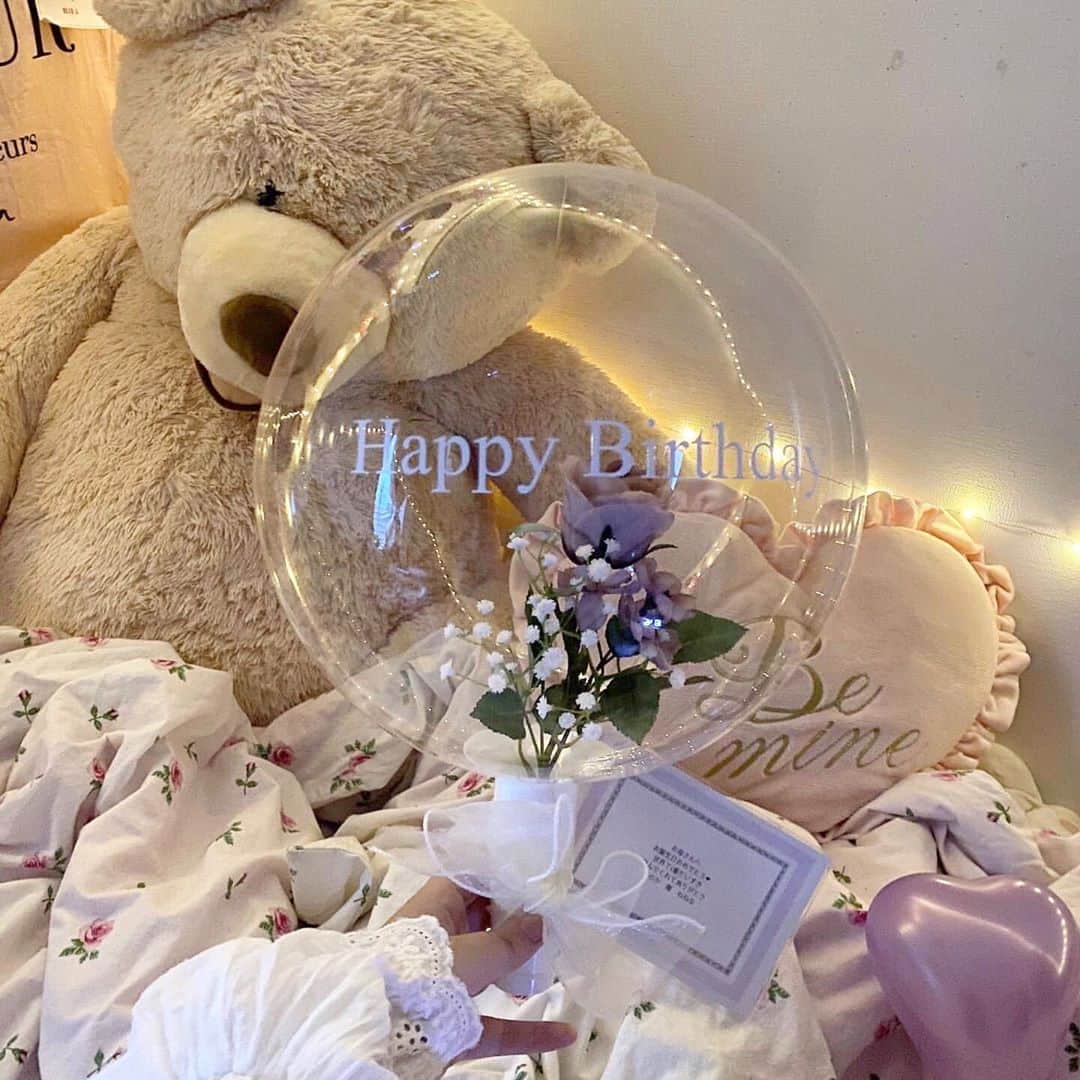MERYさんのインスタグラム写真 - (MERYInstagram)「.⁣ お花が入った可愛すぎるバルーンブーケを、大切なあの人に贈ろう♡⁣ .⁣ 『𝖧𝖤𝖸 𝖡𝖠𝖫𝖫𝖮𝖮𝖭 @hey_balloongift 』のバルーンブーケは、風船の中にお花が入ったなんともキュートなデザインが特徴。⁣ バースデーや出産祝いなどに贈れば、きっと喜ばれること間違いなし。詳しくは公式Instagramやオンラインショップをご確認ください。⁣ .⁣ MERYでは他にも「かわいい」に近づくさまざまな情報を発信しています。⁣ @mery.beauty コスメ・美容に特化した情報をお届け♡⁣ @mery_spot 話題のカフェやお出かけスポットをご紹介！⁣ @_meryshop_  MERYセレクトの可愛いアイテムがたくさん⁣ こちらもぜひチェックしてみてください！⁣ .⁣ .⁣ photo by @hi__n @honooo_0929⁣ ⁣ .⁣ #MERY #regram #balloon #balloon #balloongift #balloonbouquet #생일 #풍선 #대형꽃다발 #風船 #バルーン #バルーンブーケ #バルーンアート #誕生日 #誕生日サプライズ #花束 #バースデー #記念日 #カップル #本人不在の誕生会 #本人不在の誕生日会 #出産祝い #フラワーバルーン #バースデーサプライズ #誕生日プレゼント #ドライフラワー #お洒落 #お洒落さんと繋がりたい #MERY女子 #メリー」10月14日 18時00分 - mery.jp