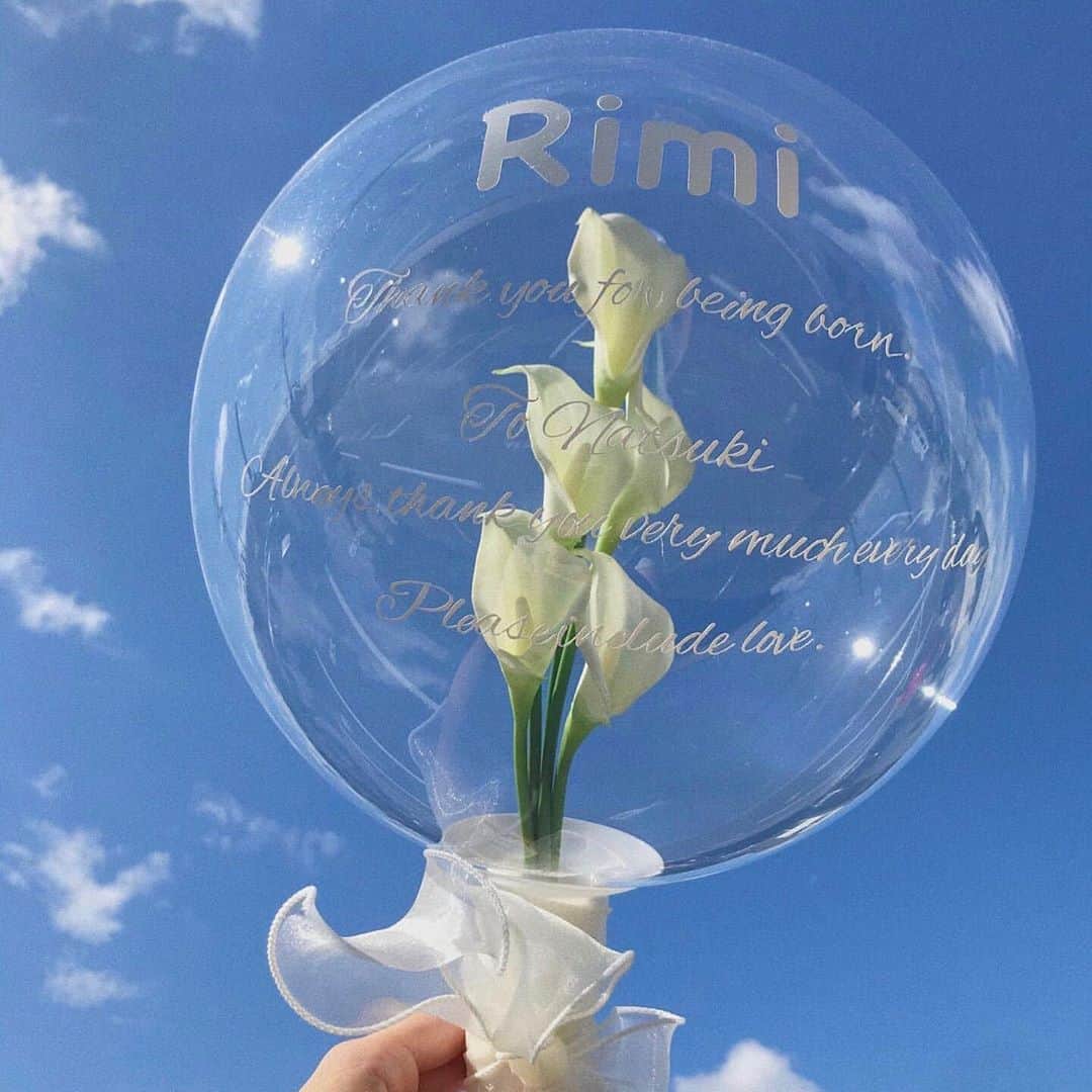 MERYさんのインスタグラム写真 - (MERYInstagram)「.⁣ お花が入った可愛すぎるバルーンブーケを、大切なあの人に贈ろう♡⁣ .⁣ 『𝖧𝖤𝖸 𝖡𝖠𝖫𝖫𝖮𝖮𝖭 @hey_balloongift 』のバルーンブーケは、風船の中にお花が入ったなんともキュートなデザインが特徴。⁣ バースデーや出産祝いなどに贈れば、きっと喜ばれること間違いなし。詳しくは公式Instagramやオンラインショップをご確認ください。⁣ .⁣ MERYでは他にも「かわいい」に近づくさまざまな情報を発信しています。⁣ @mery.beauty コスメ・美容に特化した情報をお届け♡⁣ @mery_spot 話題のカフェやお出かけスポットをご紹介！⁣ @_meryshop_  MERYセレクトの可愛いアイテムがたくさん⁣ こちらもぜひチェックしてみてください！⁣ .⁣ .⁣ photo by @hi__n @honooo_0929⁣ ⁣ .⁣ #MERY #regram #balloon #balloon #balloongift #balloonbouquet #생일 #풍선 #대형꽃다발 #風船 #バルーン #バルーンブーケ #バルーンアート #誕生日 #誕生日サプライズ #花束 #バースデー #記念日 #カップル #本人不在の誕生会 #本人不在の誕生日会 #出産祝い #フラワーバルーン #バースデーサプライズ #誕生日プレゼント #ドライフラワー #お洒落 #お洒落さんと繋がりたい #MERY女子 #メリー」10月14日 18時00分 - mery.jp