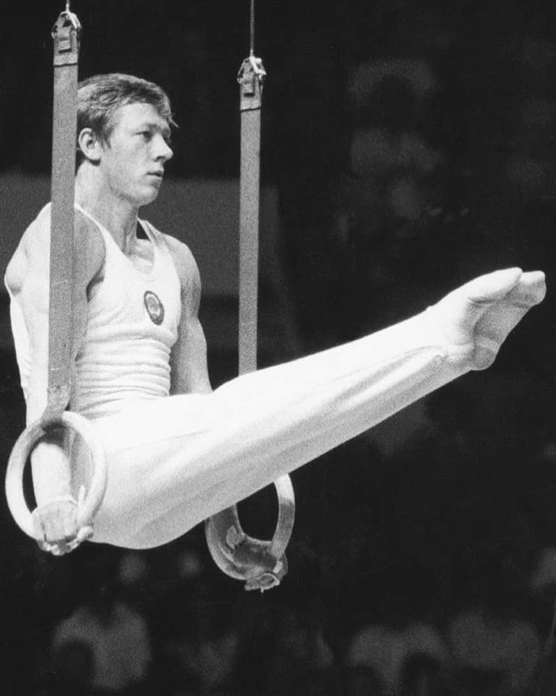 olympiadaさんのインスタグラム写真 - (olympiadaInstagram)「В этот день в 1952 году родился Николай Андрианов — легендарный советский гимнаст, который завоевал 15 олимпийских медалей, в том числе 7 золотых. ⠀ Помним! ⠀ 🥇🥇🥇🥇🥇🥇🥇🥈🥈🥈🥈🥈🥉🥉🥉 ⠀ #Olympics」10月14日 18時01分 - olympia_da