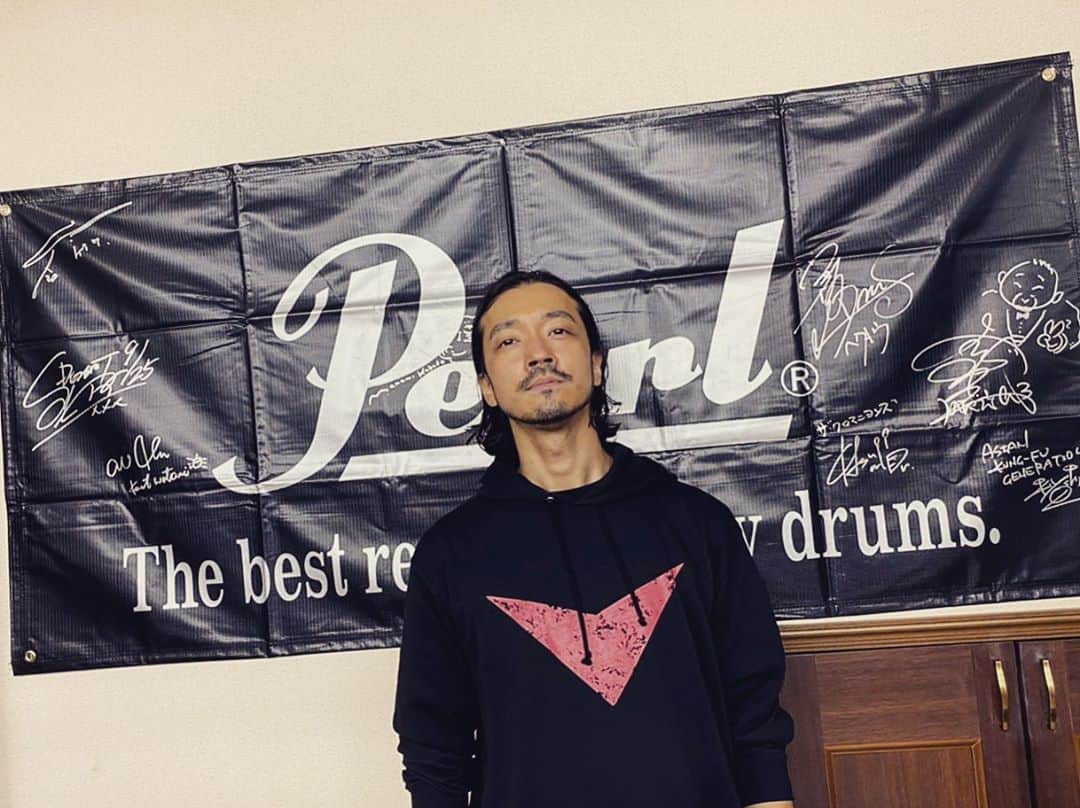 金子ノブアキさんのインスタグラム写真 - (金子ノブアキInstagram)「本日は親愛なる @pearl.drums.jp  さんにお邪魔してきました！ 叩きまくり語りまくり、ドラム愛に溢れる1日。 未来に繋がる最高の時間でした。 ありがとうございました！  #pearldrums  #sabiancymbals  #金子ノブアキ #nobuakikaneko」10月14日 18時01分 - nobuakikaneko_official