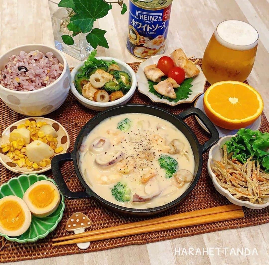 ハインツ日本株式会社さんのインスタグラム写真 - (ハインツ日本株式会社Instagram)「ㅤㅤㅤ ハインツのデミグラスソース缶とホワイトソース缶を使ったレシピをご紹介♪ . 沢山並べらてた彩豊かな副菜と、 熱々のスキレットで食べるメインのハンバーグ☺︎ . キャンプでも簡単に作れる煮込みハンバーグは、 おにぎりと食べても美味しそうですね😍 . お酒も一緒にいただいて、幸せな休日が過ごせそうです。 . 皆さんも次の休日、作ってみてはいかがでしょうか♪ . Photo by @harahettanda  ▫️🔸▫️🔸▫️🔸▫️🔸▫️🔸▫️🔸▫️🔸▫️🔸▫️ . ◆ 本商品情報は、 「ハインツ日本株式会社」で検索して「商品情報」をご覧くださいね🔎 http://www.heinz.jp  ◆ #ハインツデミグラスソース や #ハインツホワイトソース を付けて投稿してみてください♪ スタッフ一同素敵な投稿をお待ちしています🌿  ◆こちらでも様々なアイデアを紹介中☺♡ http://www.heinz.jp/Recipes.aspx   ▫️🔸▫️🔸▫️🔸▫️🔸▫️🔸▫️🔸▫️🔸▫️🔸▫️」10月14日 18時08分 - heinzjapan