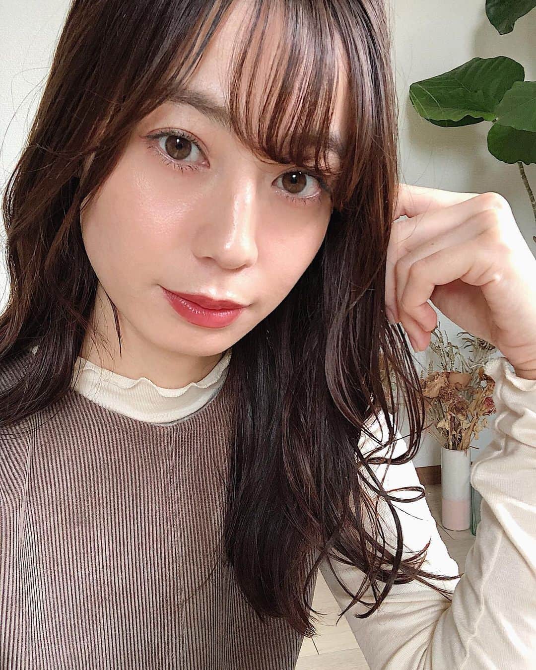 伊藤沙織のインスタグラム：「今日は午後から撮影📸自メイクだったので、最近仲間入りしたETVOSのアイテムたちを使用しました💄 ☑ミネラルクレヨンルージュⅠ ☑ミネラルリッププランパーディープブリックローズ ↑二つを重ね付け。 発色がとにかく良いのと、秋冬にぴったりなレッドブラウンでレンガみたいな色w🧱🤎 . ☑モイズチャライジングセラム(美容液)は、使い始めてから肌トラブルがぐんっと減りました✨やっぱりETVOSのスキンケア、私はめちゃ合うかも👏🏻 ☑クリーミーミネラルタップファンデーション 専用パフが付いていて、ツヤ肌を実現できます✨美容液配合だからお肌にも優しい🥺 . ちなみにアイシャドウ&アイライナーもETVOSという今日はETVOS縛り🥰笑 . #etvos」