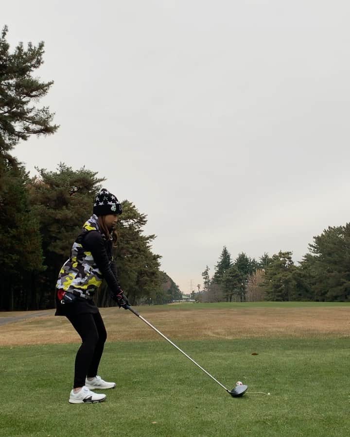 はるまのインスタグラム：「2018年12月のバーディーズカップ⛳️ 本当に本当にド下手で、、、（笑） 半年くらいはこんな調子でした😂 いつもブービーメーカーだったので、 今回ハーフ39出たときバーディーズ参加者の方からスコア入れ忘れてない？インチキしただろ？😏OKパット大分優し目なんじゃない？とか凄い言われたんですけど、、（笑） 断言します。 一切インチキしてません（笑） 今回寄せがよかったんです！そしてパターも入っちゃうんです（笑）  2年2ヶ月で100ギリ 2年3ヶ月で90ギリ  2020年最高です⛳️💕 はるまぱぱも80台でちゃってビックリしてます（笑）  #ゴルフ #ゴルフ女子 #ゴルフスイング #ゴルフ練習 #ゴルフスイング動画 #golf #golfswing #gtバーディーズ #gtbcup #バーディーズ #バーディーズカップ」