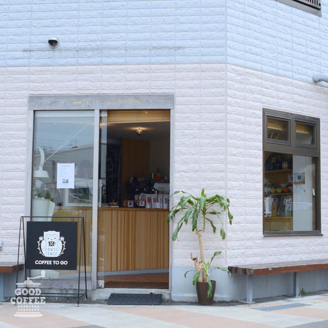 goodcoffeemeさんのインスタグラム写真 - (goodcoffeemeInstagram)「. ☕️ Good Coffee Crew Recommend Shop Info ☕️  【conscience (@conscience.jpn) ／ 埼玉・熊谷】 GC Crew：@sicki_u1 「北欧を感じられるこちらのコーヒースタンドはホシカワカフェの2号店。本日のコーヒーは350円とリーズナブルですが、作り置きはせずすべてその場でサーブして貰えるのが嬉しい。コーヒーは本店と同じラインナップで、どれも華やかなフレーバーやフルーツを感じられます。選ぶのに迷っても産地それぞれの味わいや特徴を丁寧に説明していただけるので安心。温度の低下とともに少しづつ変わっていくフレーバーをゆっくり楽しめるコーヒーです」  — 全国にいらっしゃるコーヒーラバーの方がGood Coffee のインスタグラム更新に参加いただく企画、  ”Good Coffee Crew”  をスタートします。 コロナ禍もあり、Good Coffee として取材に出られない状況が続いておりますが、日本全国からコーヒーショップ情報を提供いただけるGC Crew の皆さまからいただいた情報を、すてきな写真とともにシェアしていきます。ぜひ、チェックしてみてください。 —」10月14日 18時10分 - goodcoffeeme