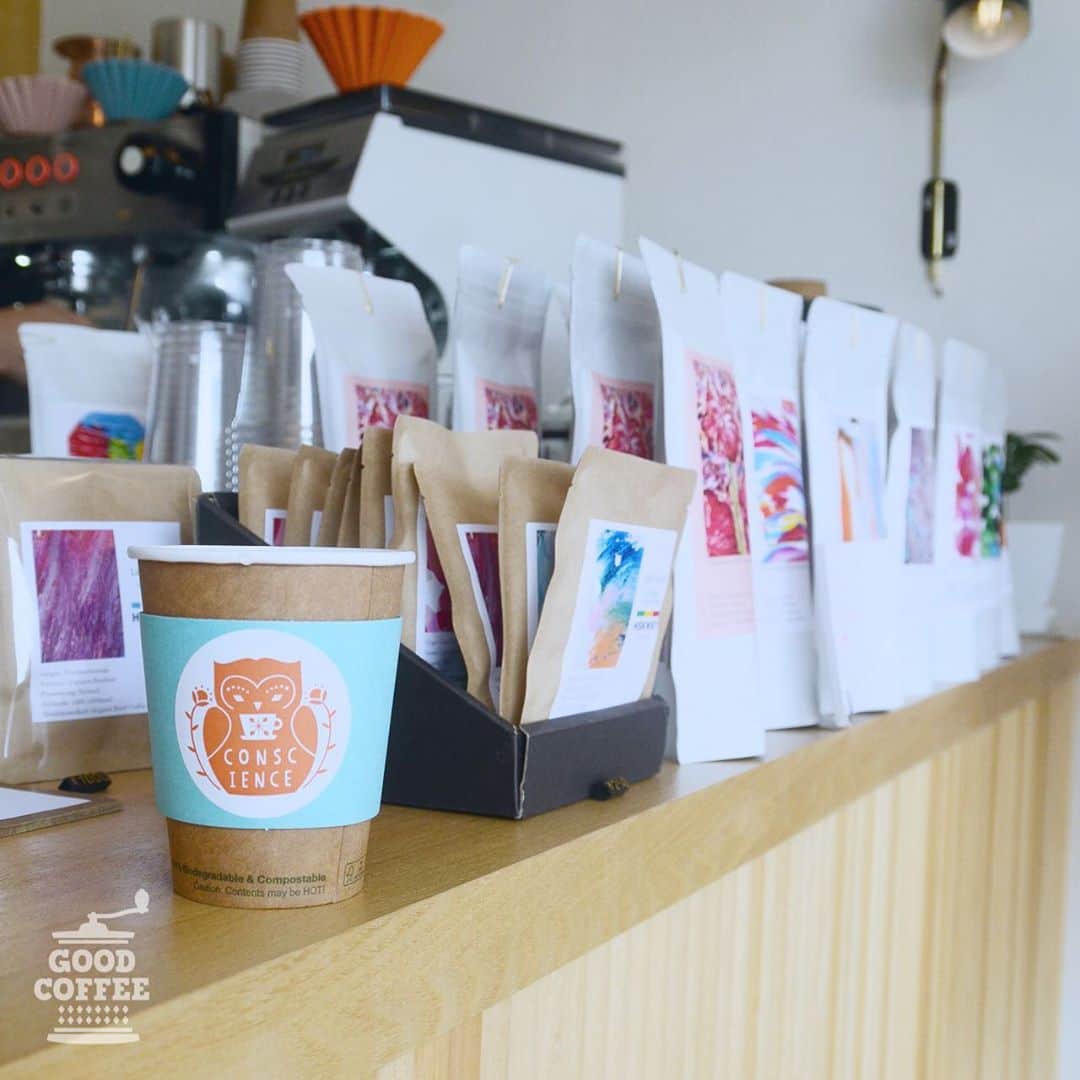 goodcoffeemeさんのインスタグラム写真 - (goodcoffeemeInstagram)「. ☕️ Good Coffee Crew Recommend Shop Info ☕️  【conscience (@conscience.jpn) ／ 埼玉・熊谷】 GC Crew：@sicki_u1 「北欧を感じられるこちらのコーヒースタンドはホシカワカフェの2号店。本日のコーヒーは350円とリーズナブルですが、作り置きはせずすべてその場でサーブして貰えるのが嬉しい。コーヒーは本店と同じラインナップで、どれも華やかなフレーバーやフルーツを感じられます。選ぶのに迷っても産地それぞれの味わいや特徴を丁寧に説明していただけるので安心。温度の低下とともに少しづつ変わっていくフレーバーをゆっくり楽しめるコーヒーです」  — 全国にいらっしゃるコーヒーラバーの方がGood Coffee のインスタグラム更新に参加いただく企画、  ”Good Coffee Crew”  をスタートします。 コロナ禍もあり、Good Coffee として取材に出られない状況が続いておりますが、日本全国からコーヒーショップ情報を提供いただけるGC Crew の皆さまからいただいた情報を、すてきな写真とともにシェアしていきます。ぜひ、チェックしてみてください。 —」10月14日 18時10分 - goodcoffeeme
