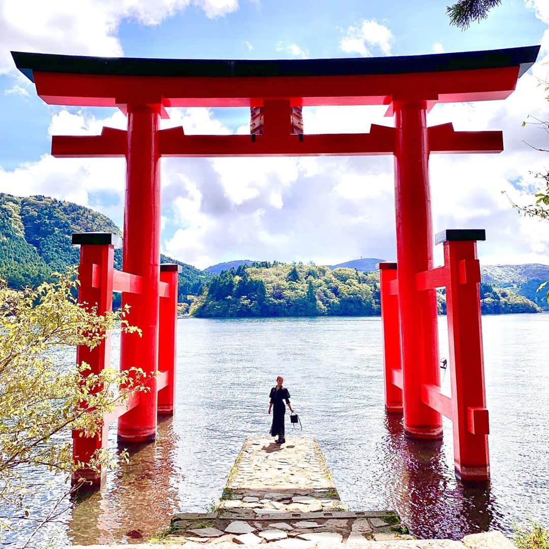 Kumiのインスタグラム：「. 映えました。 . . . #インスタ映え　#箱根神社　#パワースポット　#鳥居　#箱根　#温泉旅行 #女子旅　#女子旅行 #ポートレート #photooftheday #instagood」