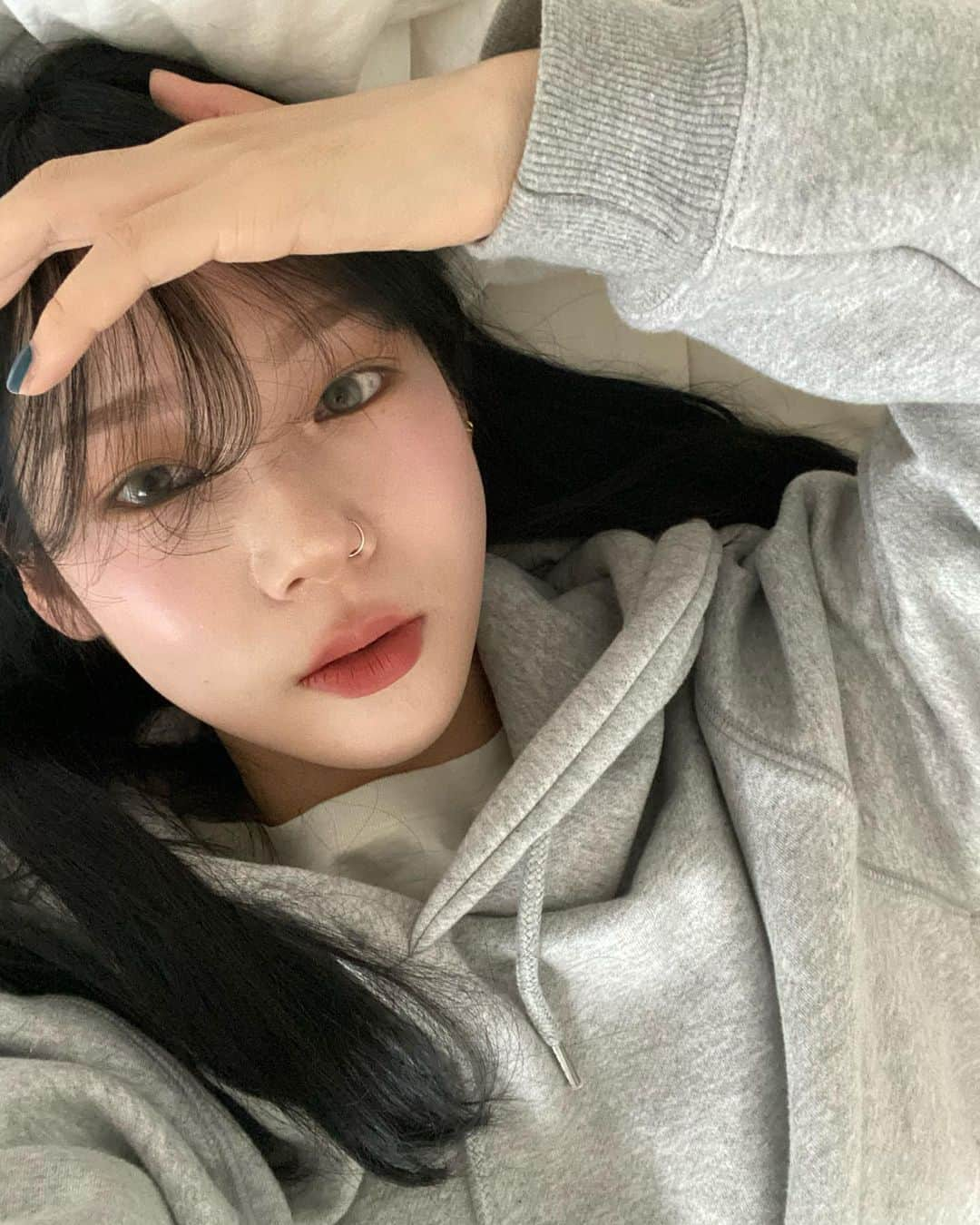 solsolさんのインスタグラム写真 - (solsolInstagram)「시스루 뱅,,해쪄🖤요 메컵이랑 시스루 뱅 자르기! 그리고 코 피어싱 링으로 바꿔끼기 🧸유튭 영상 찌겄우 기대 마니 해주샴」10月14日 18時11分 - solwlyy