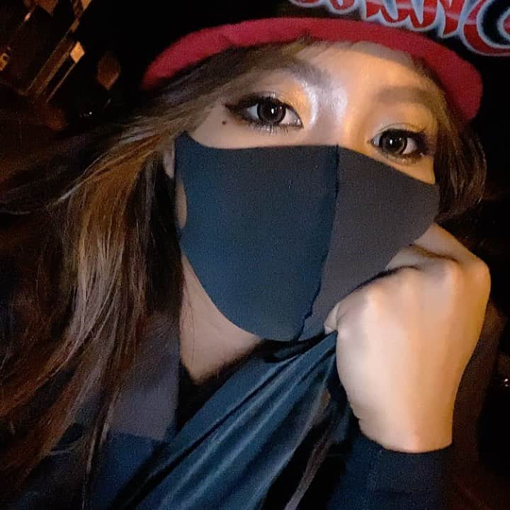 のインスタグラム：「寒いのに軍手はいて走って… 10代ってだけでなんでもできたよね   あああヘルメット可愛すぎる⛑❤️﻿ ﻿ ﻿ 🌙☁️🤍 #harleydavidson ﻿ ﻿ ⛑↓↓↓🇯🇵日本正規直輸入﻿ @finetrading ﻿ ﻿ ⛑↓↓↓🇺🇸 米国Mike'sProlids社のヘルメット﻿ @mikesprolids ﻿ ﻿ ﻿ ﻿  #finetrading #finetradingjapan ﻿  #skidoo  #北海道 #hokkaido﻿  #スノーモービル #モービル #snowmobiles ﻿ #snow #winter #winterfashion ﻿ #carmodel ﻿ #bike ﻿ #drift #mountain ﻿ #automotive #portrait ﻿ #photography  #japan  #helmetpaint ﻿ #はせがわしほり ﻿ #theworldofportraits ﻿ #carlifestyle ﻿ #fashionphotography ﻿  #キャンギャル ﻿ #モトクロス #🇺🇸 #🇯🇵 #motocross」
