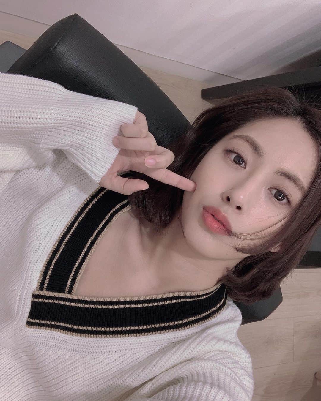 パン・ソヨンのインスタグラム：「. 역시나 멋지고 좋은 사람들과 작업즁 🔥 조금만 더 힘냅시다 🌃 #촬영#즐거운대기#벌써#패딩」