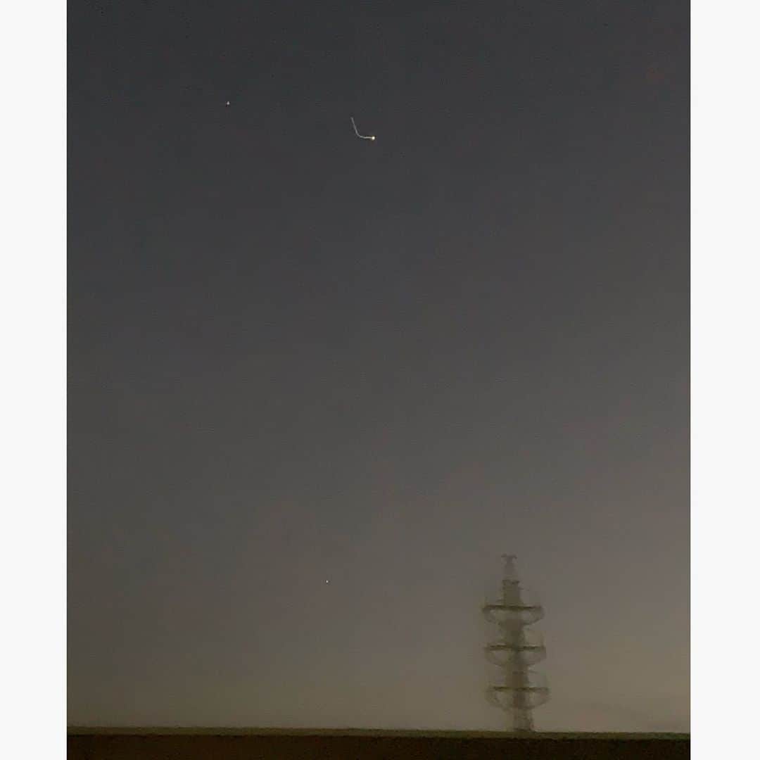 RIKAPEPEのインスタグラム：「We are all in the gutter, but some of us are looking at the stars. ・ 「俺たちは、みんなドブの中にいる。でも、そこから星をながめいる奴らだっているんだ。」オスカー・ワイルド ・ この言葉。ふと思いだすことがある。人生大変な事もたっくさんあるけど、生きてて良かったなと思います。ようやくスタート地点に立てそうです。皆さんにもこの言葉を贈ります。あと、もう少し💫  #オスカーワイルド  #oscarwilde #日常の記録  #日常の風景」