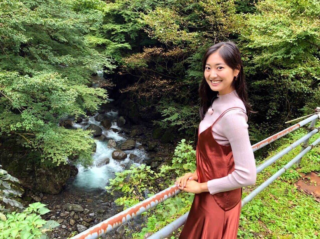 尾花貴絵さんのインスタグラム写真 - (尾花貴絵Instagram)「🏞 . 川のせせらぎに癒やされながら ロケ🕊 . 木々の良い香りに包まれ、 ゆっくりとした時間の流れを感じました🌳 . 四季折々で全く違った表情を魅せてくれるんだとか。 想像しただけでワクワクしちゃう…！！ . 自然の美しさに魅了された一日でした🧝🏻‍♀️✨ . . #shootingday #nature #forest #river #beautiful #view」10月14日 18時18分 - kie_obana_