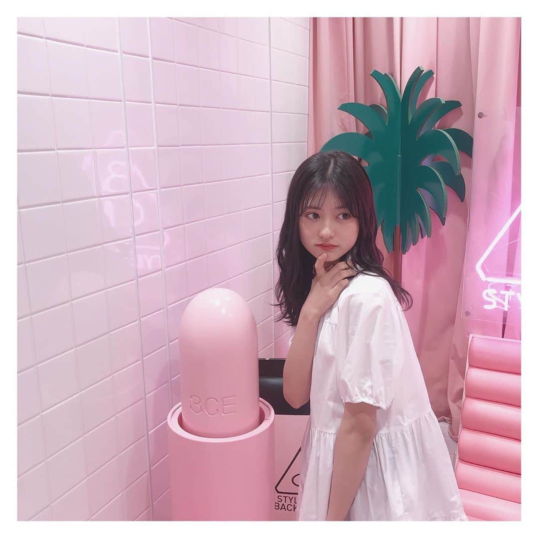 凛美さんのインスタグラム写真 - (凛美Instagram)「🎀🍑🎀﻿ ﻿ ﻿ フォトスペースがすっごく可愛かったの♡﻿ ﻿ ﻿ ﻿ 今日は料理部でチュロス作りましたっ﻿ 可愛くできたから今度投稿するつもり〜﻿ りみは映画見に行ったら絶対食べちゃう😋﻿ ﻿ ﻿ ﻿ ﻿ ﻿ ﻿ ﻿ このワンピやっぱり好き⸜❤︎⸝‍﻿ #3CE#スタイルナンダ#原宿#ピンク#映え#インスタ映え#映えスポット#おしゃスポ#かわいい#コスメ#天使#ワンピ#zara#bag#GU#AND24LOVELY#アンラブ#ファーバック#ファー#もこもこ」10月14日 18時19分 - rimi_kenon_official