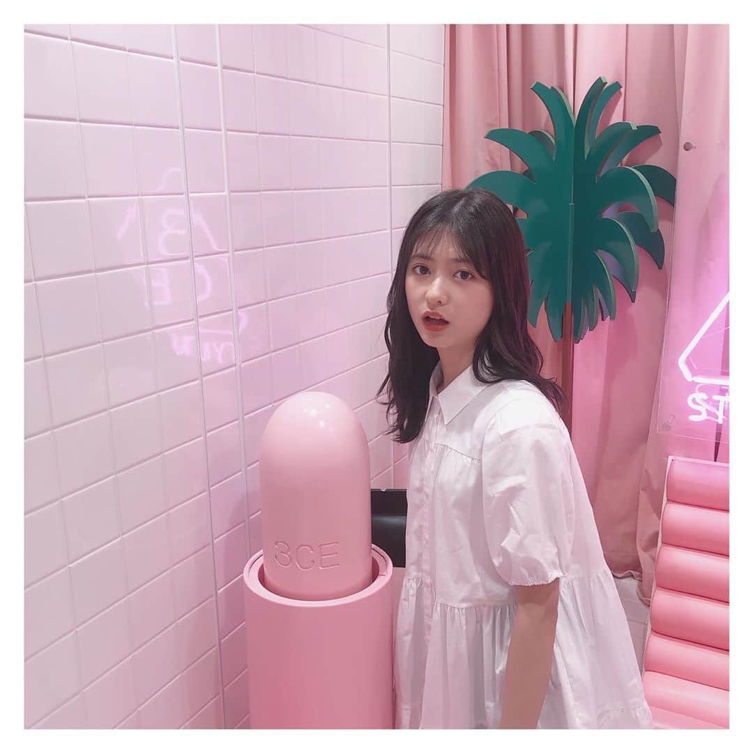 凛美さんのインスタグラム写真 - (凛美Instagram)「🎀🍑🎀﻿ ﻿ ﻿ フォトスペースがすっごく可愛かったの♡﻿ ﻿ ﻿ ﻿ 今日は料理部でチュロス作りましたっ﻿ 可愛くできたから今度投稿するつもり〜﻿ りみは映画見に行ったら絶対食べちゃう😋﻿ ﻿ ﻿ ﻿ ﻿ ﻿ ﻿ ﻿ このワンピやっぱり好き⸜❤︎⸝‍﻿ #3CE#スタイルナンダ#原宿#ピンク#映え#インスタ映え#映えスポット#おしゃスポ#かわいい#コスメ#天使#ワンピ#zara#bag#GU#AND24LOVELY#アンラブ#ファーバック#ファー#もこもこ」10月14日 18時19分 - rimi_kenon_official