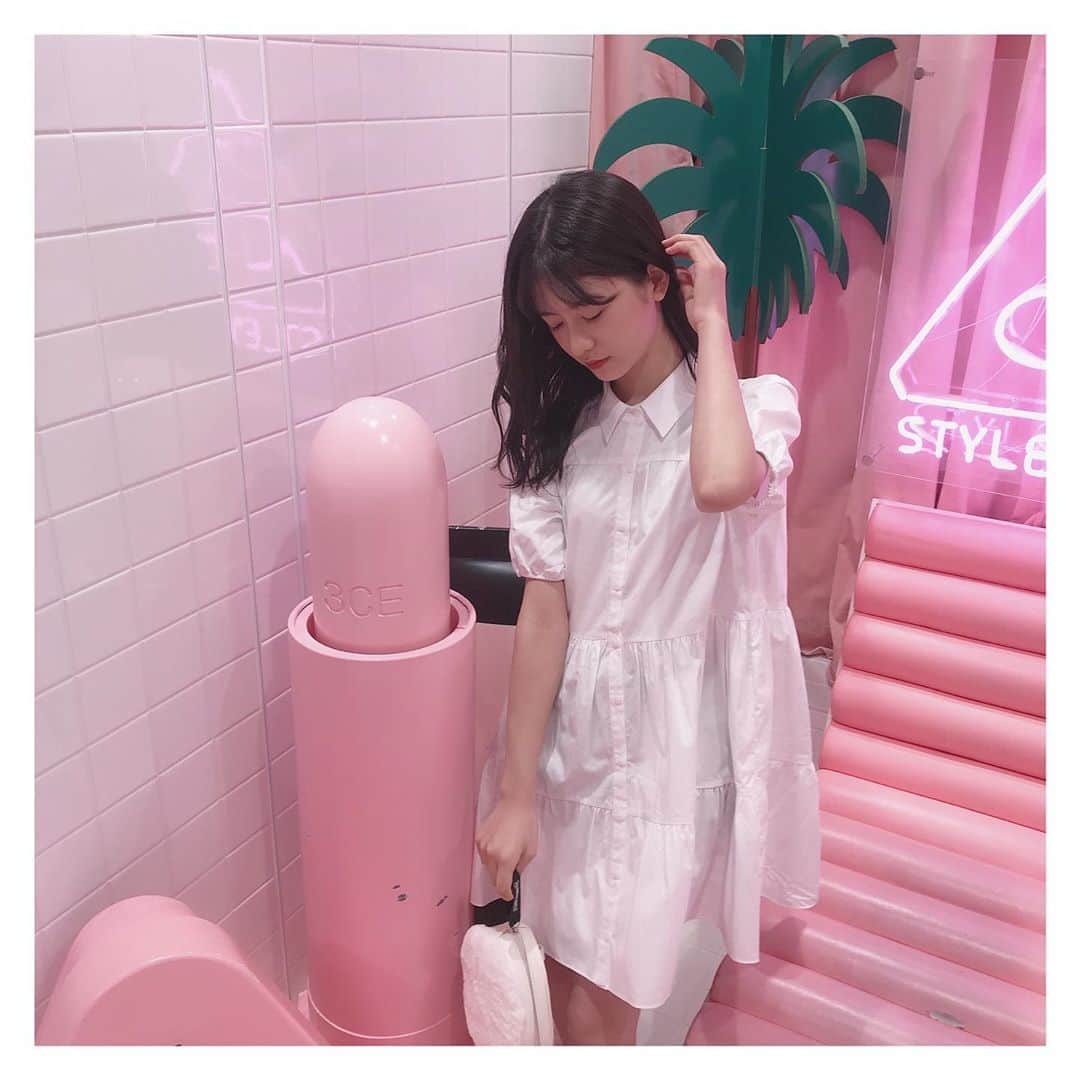 凛美さんのインスタグラム写真 - (凛美Instagram)「🎀🍑🎀﻿ ﻿ ﻿ フォトスペースがすっごく可愛かったの♡﻿ ﻿ ﻿ ﻿ 今日は料理部でチュロス作りましたっ﻿ 可愛くできたから今度投稿するつもり〜﻿ りみは映画見に行ったら絶対食べちゃう😋﻿ ﻿ ﻿ ﻿ ﻿ ﻿ ﻿ ﻿ このワンピやっぱり好き⸜❤︎⸝‍﻿ #3CE#スタイルナンダ#原宿#ピンク#映え#インスタ映え#映えスポット#おしゃスポ#かわいい#コスメ#天使#ワンピ#zara#bag#GU#AND24LOVELY#アンラブ#ファーバック#ファー#もこもこ」10月14日 18時19分 - rimi_kenon_official