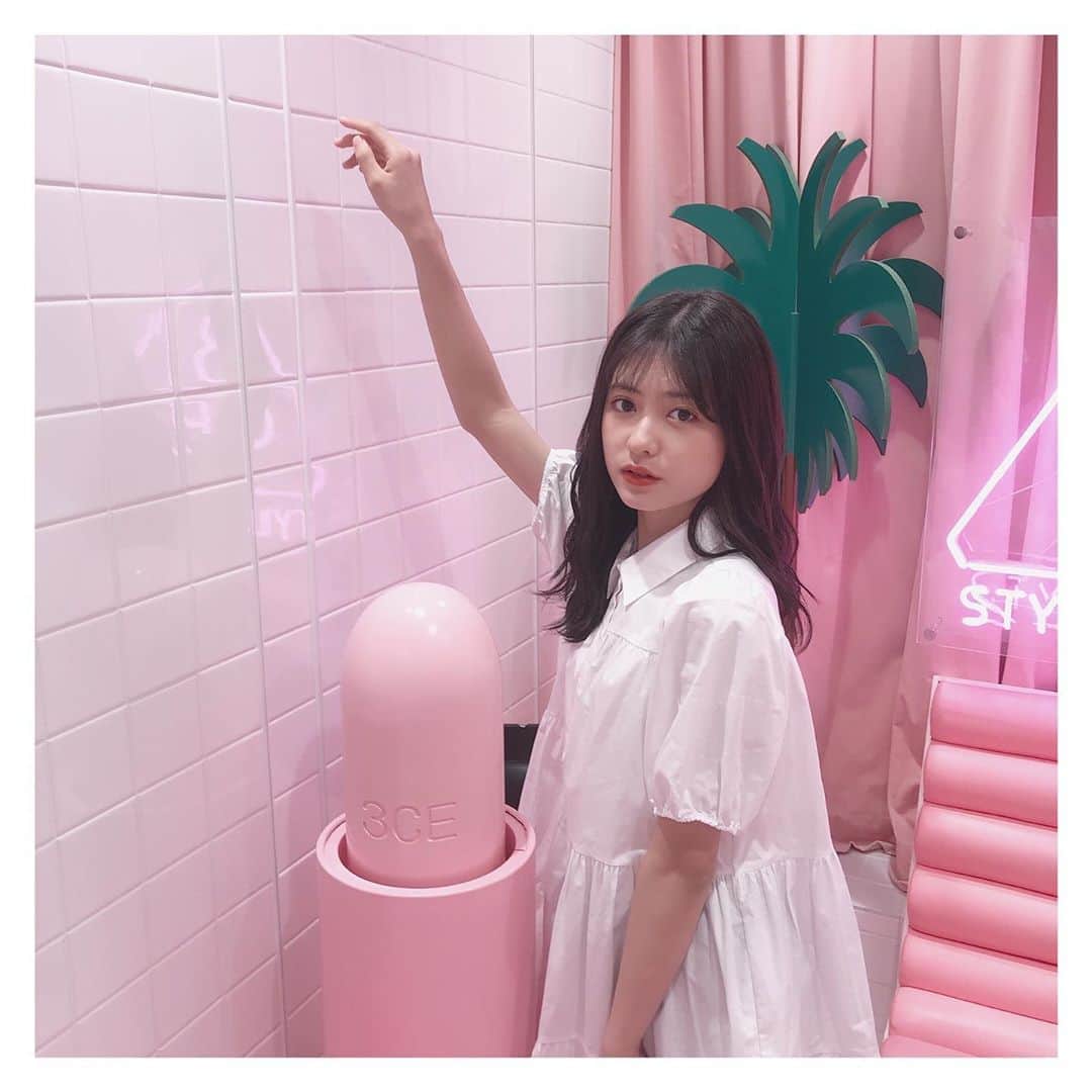凛美さんのインスタグラム写真 - (凛美Instagram)「🎀🍑🎀﻿ ﻿ ﻿ フォトスペースがすっごく可愛かったの♡﻿ ﻿ ﻿ ﻿ 今日は料理部でチュロス作りましたっ﻿ 可愛くできたから今度投稿するつもり〜﻿ りみは映画見に行ったら絶対食べちゃう😋﻿ ﻿ ﻿ ﻿ ﻿ ﻿ ﻿ ﻿ このワンピやっぱり好き⸜❤︎⸝‍﻿ #3CE#スタイルナンダ#原宿#ピンク#映え#インスタ映え#映えスポット#おしゃスポ#かわいい#コスメ#天使#ワンピ#zara#bag#GU#AND24LOVELY#アンラブ#ファーバック#ファー#もこもこ」10月14日 18時19分 - rimi_kenon_official