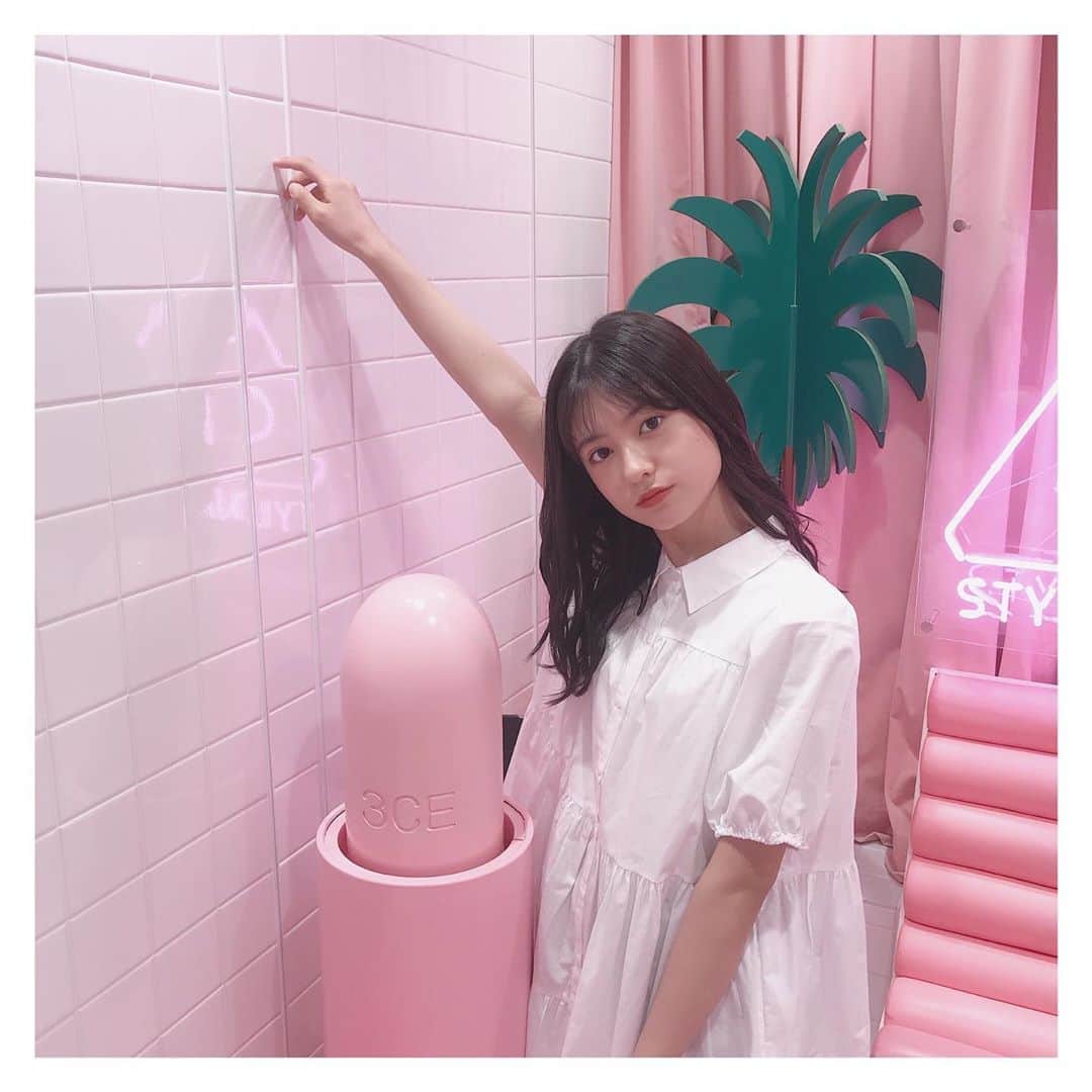 凛美さんのインスタグラム写真 - (凛美Instagram)「🎀🍑🎀﻿ ﻿ ﻿ フォトスペースがすっごく可愛かったの♡﻿ ﻿ ﻿ ﻿ 今日は料理部でチュロス作りましたっ﻿ 可愛くできたから今度投稿するつもり〜﻿ りみは映画見に行ったら絶対食べちゃう😋﻿ ﻿ ﻿ ﻿ ﻿ ﻿ ﻿ ﻿ このワンピやっぱり好き⸜❤︎⸝‍﻿ #3CE#スタイルナンダ#原宿#ピンク#映え#インスタ映え#映えスポット#おしゃスポ#かわいい#コスメ#天使#ワンピ#zara#bag#GU#AND24LOVELY#アンラブ#ファーバック#ファー#もこもこ」10月14日 18時19分 - rimi_kenon_official