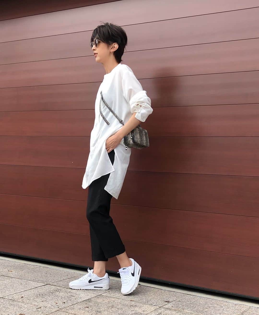 石井のり子のインスタグラム：「** 娘、動物園デビュー🐘 まだ何がなんだかわからない様子でした。笑 #動物園スタイル #マスクつけっぱなしで息苦し * * tops #zara  pants #styledeli  bag #styledeli  shoes #nike  * * #ootd #outfit #fashion #coodinate #ママコーデ #動物園コーデ #スニーカーコーデ #airmax90 #エアマックス90」