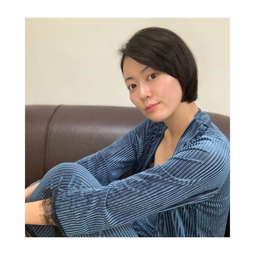 煌月爽矢のインスタグラム：「.﻿ .﻿ 海外でのネットショッピング。﻿ ﻿ 購入の仕方よりも、ちゃんと届くのかどうかが不安でしたが…﻿ ﻿ パジャマ買って無事に届きました。﻿ ﻿ ﻿ 色味がお気に入り！﻿ ﻿ ﻿ スッピンで失礼しまーす🥳もうこっちで薄化粧過ぎて、毎日本当はスッピンでも良いんじゃないかと思いつつ、勇気は出ない。﻿ ﻿ ﻿ ﻿#台湾 #台湾生活 #パジャマに上着がついててお気に入り #髪型とっくり坊や」