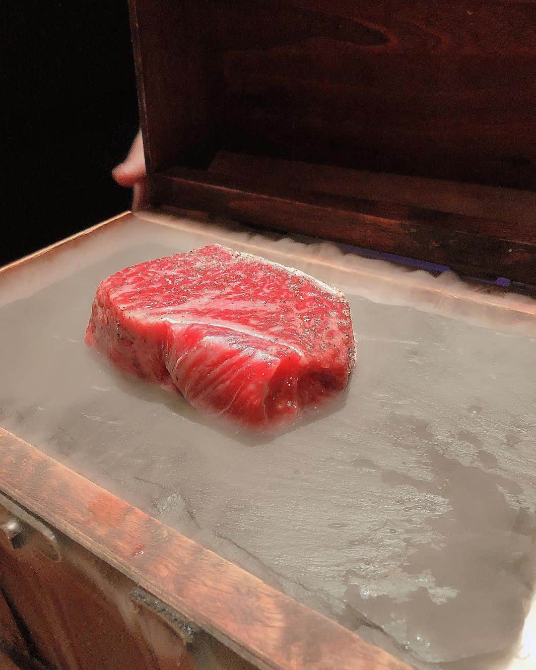 原田彩さんのインスタグラム写真 - (原田彩Instagram)「❤️❤️❤️ . @yakinikufutago17st にて 美味しいお肉を食べてきました‪‪🥩‬ . ストーリーに載せたら 肉テロ飯テロ🤤と たくさんDMがくるほど、、‪‪❤︎ . スタッフさんの対応も素晴らしく‬ とにかく料理が出てくる度に 楽しめて美味しくって感動して 終始喜んでいたわたし🥰🥰 . お仕事おわるの待っていてくれて おつかれさま〜！👦🏼って 連れて行ってくれたせきちゃんに感謝‪‪❤︎‬ . ひとつの投稿じゃ載せきれないので とりあえずメインのサーロイン登場から🤲 すべてシェフが絶妙な焼き加減に してくれるのでいちばん美味しい状態で 食べられるの嬉しいよね！！👨🏻‍🍳◎ . 食べ方は5種類用意されていて 塩、サワークリーム、山葵に にんにくチップ、月見だれ、、 どれも美味しかったんだけど わたしは塩とにんにくチップが好きだった‪‪✌︎✌︎✌︎ . 雰囲気が良くって個室もありなので デートにも女子会にもオススメ‪‪🙋🏼‍♀️💕 . #yakinikufutago17st #焼肉 #新橋焼肉 #焼肉好き #新橋グルメ #新橋ディナー #肉テロ #港区グルメ #焼肉屋 #グルメ女子 #飯テログラム #飯スタグラム #肉肉肉 #竹花貴騎 #mup #mupカレッジ」10月14日 23時57分 - ancororiin