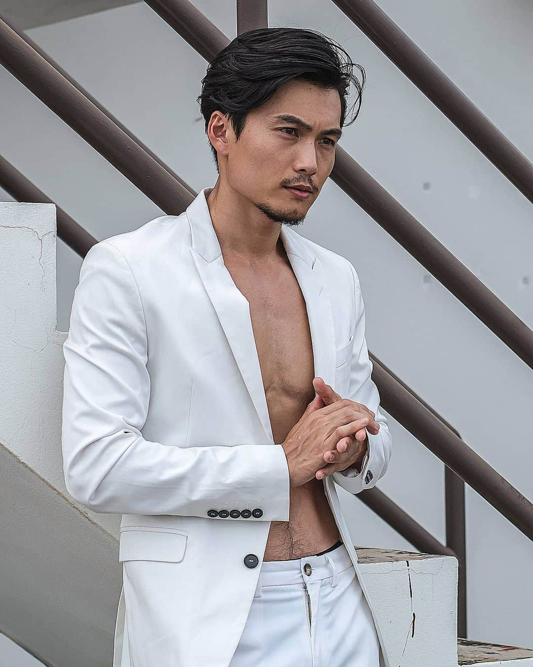 芳賀勇一のインスタグラム：「White もう寒い🍂  #white #suit #mens #model #shooting #magazine #bangkok #fashion #acting #world #trip #撮影 #モデル #海外」