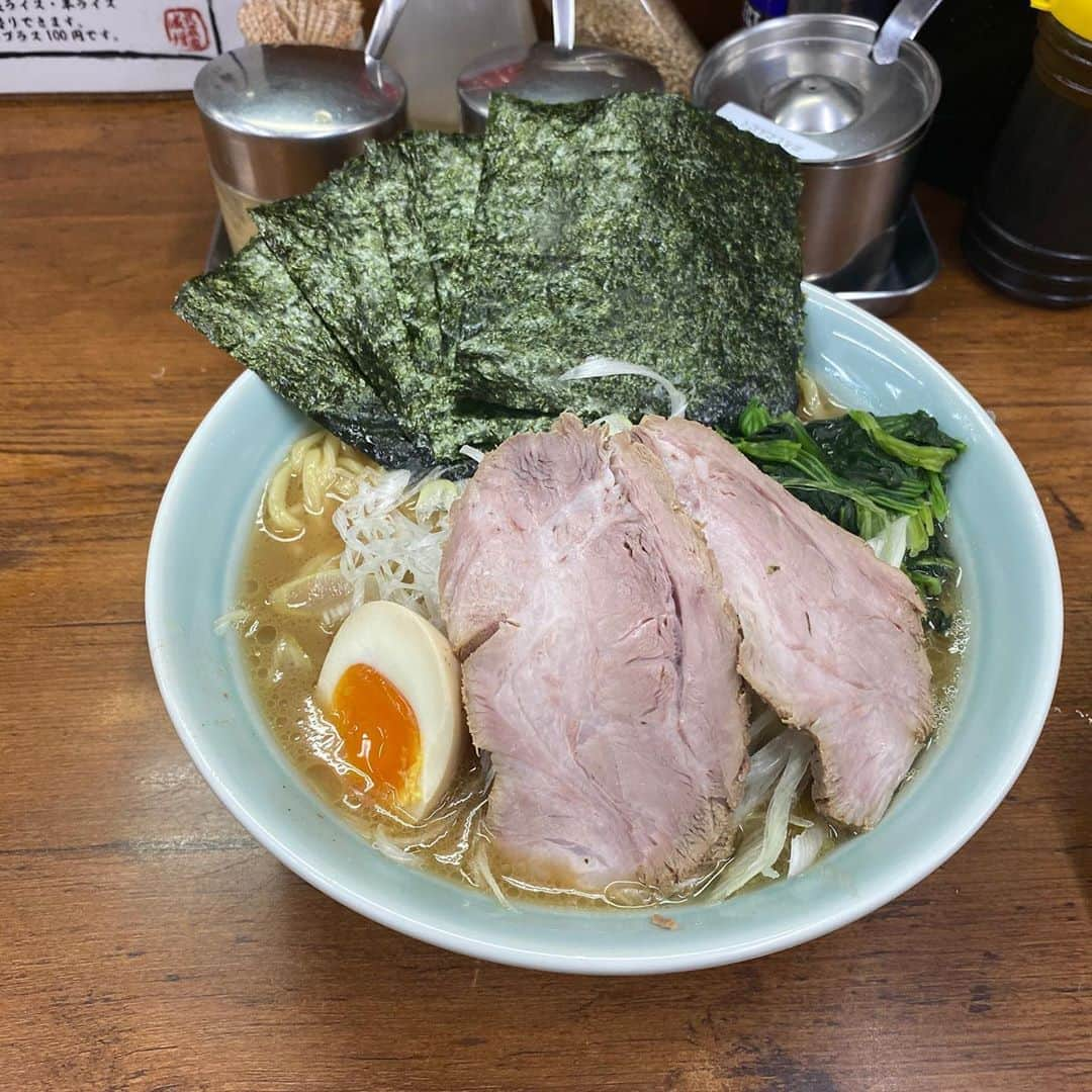 金巻ともこさんのインスタグラム写真 - (金巻ともこInstagram)「ごはん食べずに疲れて帰ると大体食べてしまう。並ぶ気力がないんすよ……  #武蔵家成増  #ラーメン #おそとごはん金巻」10月14日 23時50分 - tomotomoco