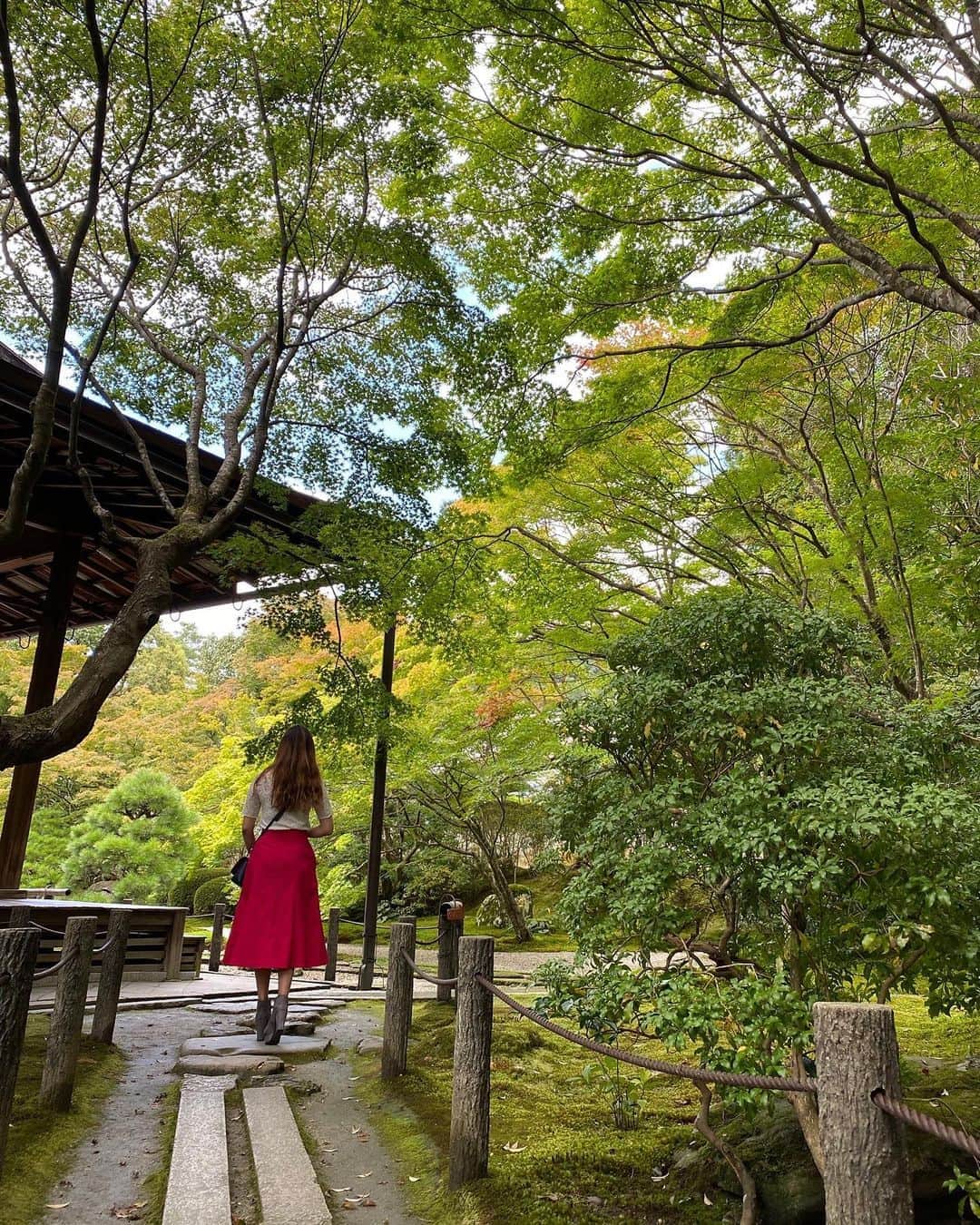 志村玲那さんのインスタグラム写真 - (志村玲那Instagram)「#佇む後ろ姿  #赤いスカート一目惚れしてよかった❤️❤️ #るるの写真の撮り方良い  #南禅寺　#ポートレート #ふぉと  #みどりとあか　#うしろすがた」10月14日 23時50分 - rena_shimura