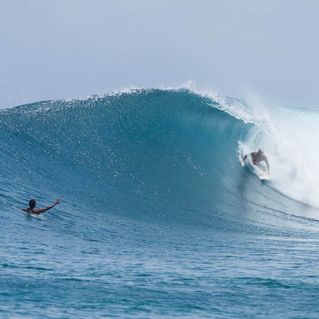 ビラボンのインスタグラム：「ワールドチャンピオン　@italoferreira 最高な瞬間 from モルディブ...  Can you think of a better front row seat to watch the World Champ? ⠀ ⠀ A moment in the Maldives with @italoferreira, captured by @liquefy_maldives.」
