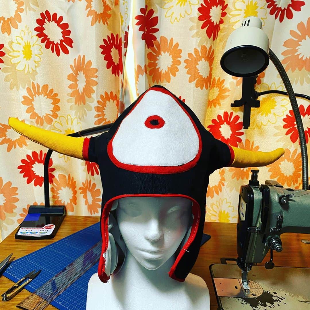 のインスタグラム：「大魔王ゾーマのサウナハットを作りました。 スマホゲーでゾーマ引いて使ってたらこいつサウナハットかぶってんなって。 マヒャドのような水風呂に入っていてつくはどうでととのいたいですね。 #サウナハット #ゾーマ #ドラクエタクト #マヒャド #いてつくはどう」