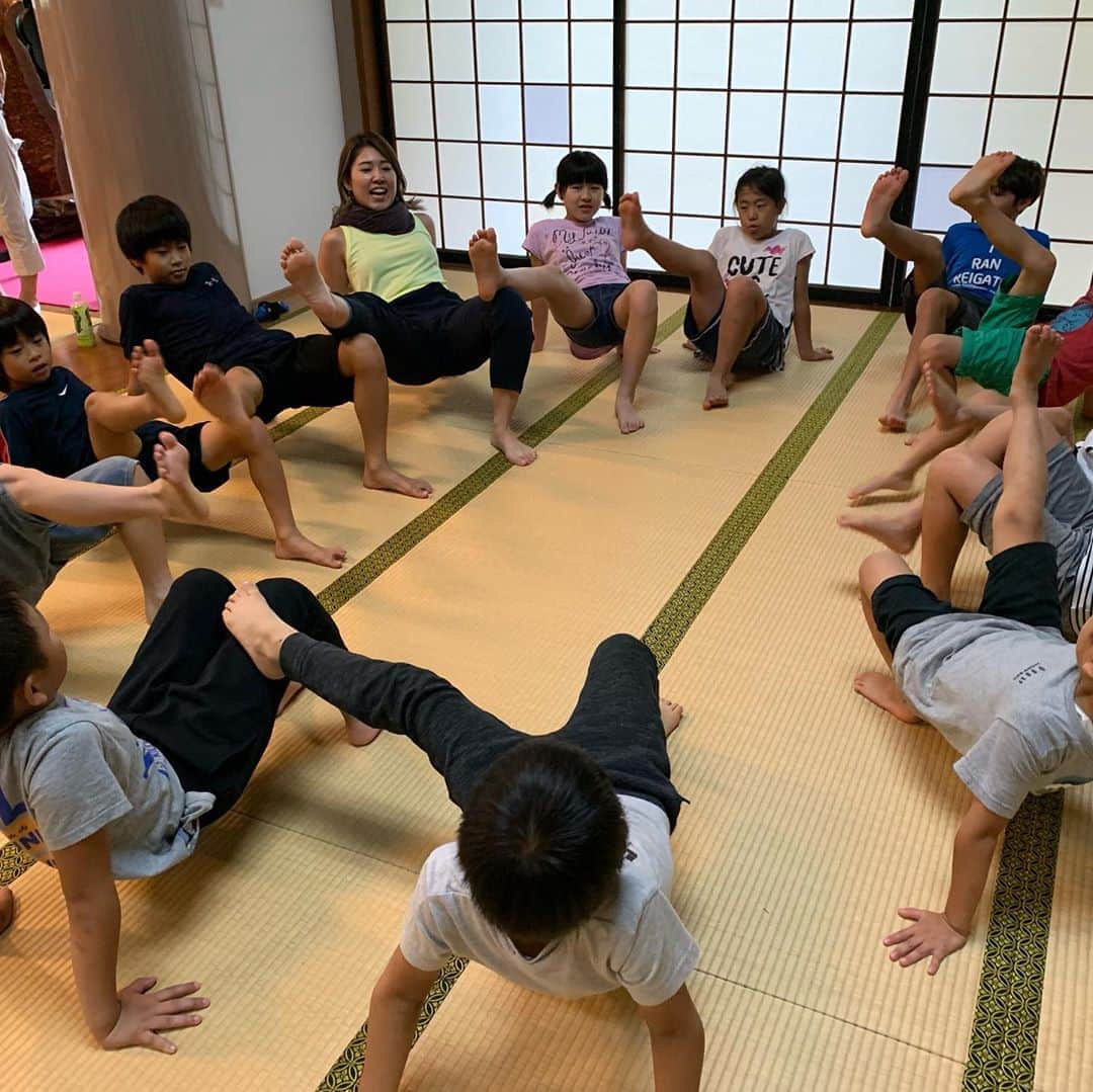 YMCメディカルトレーナーズスクール公式さんのインスタグラム写真 - (YMCメディカルトレーナーズスクール公式Instagram)「子どもの時に色んな体の使い方をすることは、成長においてとても大切なんだとか！☺️😳  こんばんは！YMCの山本です🍋  写真は櫻井麻美先生 @tariru_yoga と一緒に昨年お寺でキッズヨガをしに行かせて頂いたとき🌞✨  始まる前はそれぞれわーっと遊んでいたのですが、レッスンが始まるとみんな真剣に麻美先生のお話を聞いたり、 アーサナを取ろうとしたり、みんなで協力したりと🤝  笑顔が絶えず、でも真剣に取り組んでる姿を見て正直ビックリしました...！😳✨✨💕  紙芝居のように引きつけたり、チャレンジがあったり、協力する場面があったり麻美先生のプログラムがとても素敵だなーっと思いました🥺🌿✨  最近では、地域のサッカースクールや少年団などスポーツトレーニングの一環としてキッズヨガをやってらっしゃる卒業生や、 オンラインが流行りご自宅で親子ヨガやキッズヨガを提供してらっしゃる方も増えてるそうです🔍🧡  (キッズヨガをオンラインですると、安心しながらママ・パパの1人時間が出来るんだとか🤭✨)  この度新宿校で12/2〜水曜コース 全4回で開催しますのでぜひこの機会に学んでみてくださいー！🥳💕  担当は本田雄介先生 @honhon180 です🥰🌱 10月中は早割対象で22,000円もお得なので早めにご連絡下さい🌞 ( 03-5909-2771 )  お待ちしてますー！！🔥✨  #キッズヨガ #親子ヨガ #お寺ヨガ #子どもヨガ #子ども好きな人と繋がりたい #運動指導 #健康寿命 #親子で取り組む #スポーツクラブ #スポーツ少年団 #ヨガ好きな人と繋がりたい #ymcメディカルトレーナーズスクール  ※イベント時に写真の許可を頂いております。」10月14日 18時33分 - ymcmedical