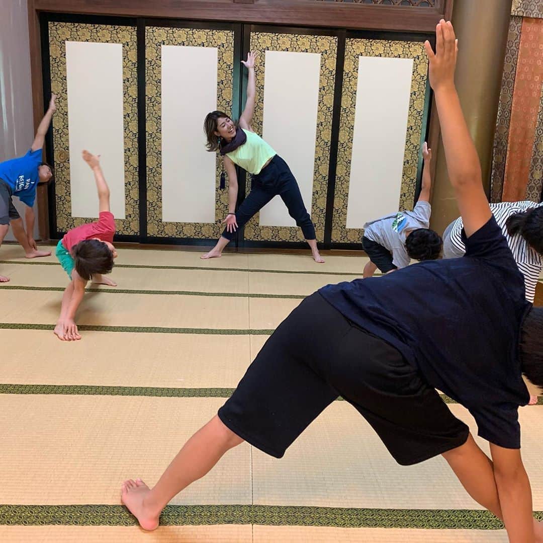 YMCメディカルトレーナーズスクール公式さんのインスタグラム写真 - (YMCメディカルトレーナーズスクール公式Instagram)「子どもの時に色んな体の使い方をすることは、成長においてとても大切なんだとか！☺️😳  こんばんは！YMCの山本です🍋  写真は櫻井麻美先生 @tariru_yoga と一緒に昨年お寺でキッズヨガをしに行かせて頂いたとき🌞✨  始まる前はそれぞれわーっと遊んでいたのですが、レッスンが始まるとみんな真剣に麻美先生のお話を聞いたり、 アーサナを取ろうとしたり、みんなで協力したりと🤝  笑顔が絶えず、でも真剣に取り組んでる姿を見て正直ビックリしました...！😳✨✨💕  紙芝居のように引きつけたり、チャレンジがあったり、協力する場面があったり麻美先生のプログラムがとても素敵だなーっと思いました🥺🌿✨  最近では、地域のサッカースクールや少年団などスポーツトレーニングの一環としてキッズヨガをやってらっしゃる卒業生や、 オンラインが流行りご自宅で親子ヨガやキッズヨガを提供してらっしゃる方も増えてるそうです🔍🧡  (キッズヨガをオンラインですると、安心しながらママ・パパの1人時間が出来るんだとか🤭✨)  この度新宿校で12/2〜水曜コース 全4回で開催しますのでぜひこの機会に学んでみてくださいー！🥳💕  担当は本田雄介先生 @honhon180 です🥰🌱 10月中は早割対象で22,000円もお得なので早めにご連絡下さい🌞 ( 03-5909-2771 )  お待ちしてますー！！🔥✨  #キッズヨガ #親子ヨガ #お寺ヨガ #子どもヨガ #子ども好きな人と繋がりたい #運動指導 #健康寿命 #親子で取り組む #スポーツクラブ #スポーツ少年団 #ヨガ好きな人と繋がりたい #ymcメディカルトレーナーズスクール  ※イベント時に写真の許可を頂いております。」10月14日 18時33分 - ymcmedical