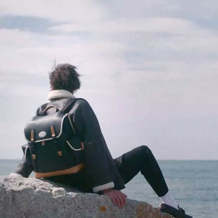 のインスタグラム：「New season #MulberryMens showcases our gold standard leather from environmentally-accredited tanneries. . Discover it in store and through our link in bio now. #MulberryGreen #MadeToLast」