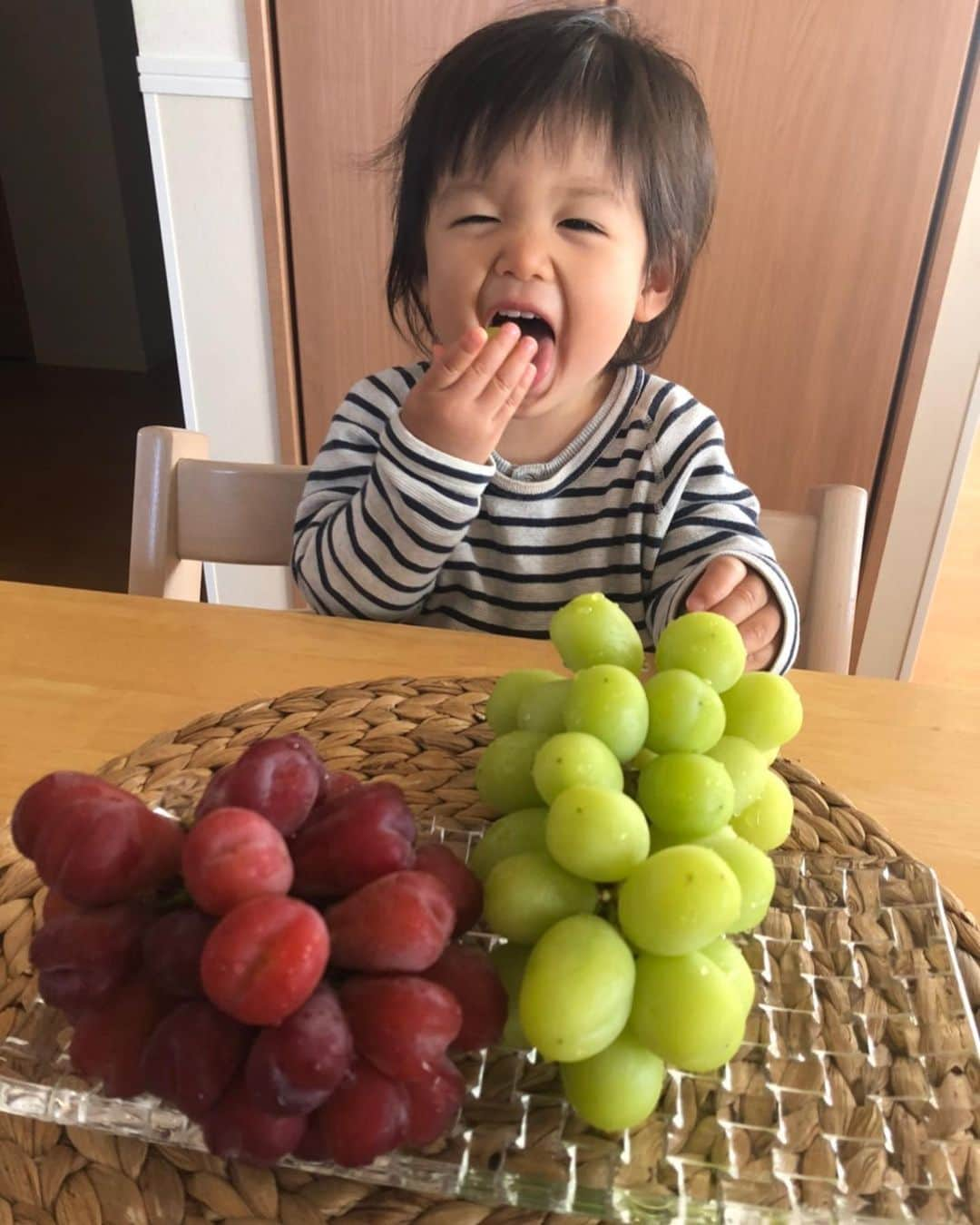 萬代宏樹のインスタグラム：「山形、長野のみなさんから沢山の葡萄をいただきました！🍇  本当に美味しい葡萄で家族みんなでたーーっぷりいただきました😋  たくさんいただいたのでチームメイトにも少しおすそわけしましたが、みんなとても喜んでくれました！  長野のサポーターの方からは野菜も頂いちゃったり🥬  青森にきてもこうやって気にかけてもらって幸せ者です❤️  #シャインマスカット　#マイハート　#西澤果樹園」