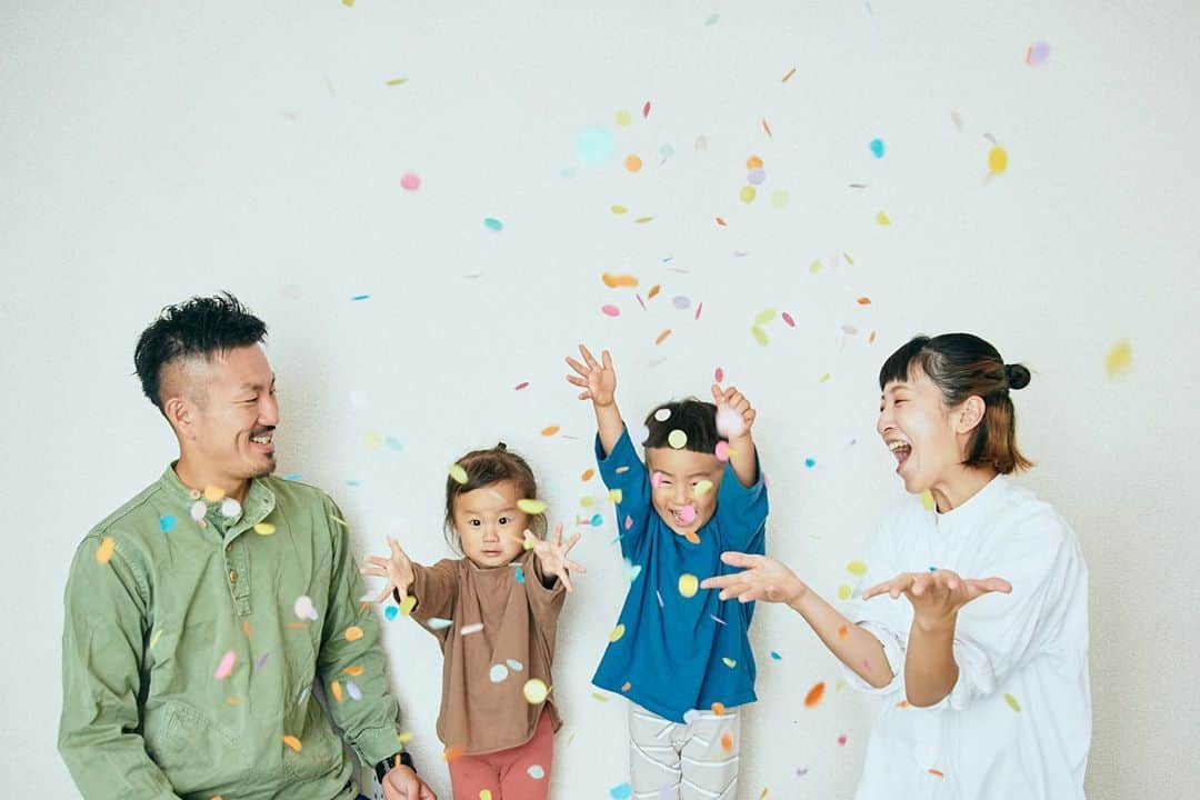 WALL DECOR (ウォールデコ）のインスタグラム：「プロに学ぶ！セルフで家族写真を素敵に撮るアイデアをたっぷりご紹介！特別な機材やセットは不要。ちょっとポイントを抑えるだけで素敵な写真を残すことができます。今年の思い出づくりに取り入れてみては？﻿ ﻿  ﻿ ﻿ 記事はプロフィールURLからどうぞ▶ @fujifilmjp_walldecor  ﻿  ﻿ ﻿ #写真とちょっといい暮らし #fujifilm #富士フイルム #walldecor #シャコラ #チェキ #写ルンです #インテリア #photography #art #decor #interior #interiorstyling #homestyling #おうち時間 #写真 #写真を飾る #写真好きな人と繋がりたい #家族写真 #セルフ撮影 #写真撮影 #家族 #家族の時間 #家族時間 #家族撮影 #家族写真撮影 #fimily #fimilyphoto #セルフポートレート  #セルフ﻿」