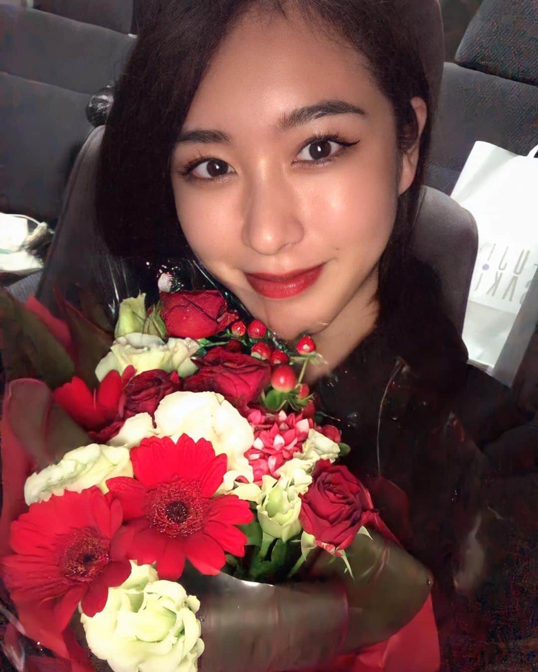 のインスタグラム：「この間の現場で 10月生まれコンビという事で、お祝いして頂いちゃった😭💓 しかもお花まで🥺💐幸せ者や🥺 お花って本当嬉しいよね！！！ 私のイメージは赤だって❤️ ありがとうございました🙇🏻‍♀️✨ . そして、昨日With LIVE予約して下さった皆さん ありがとうございます🥺💓 こんなに早く予約いっぱいになると思わず… 本当に嬉しいです😭😭 いつも推し活ありがとうね🥰 今月のWithも楽しもうね🤍 . #new #cyberjapan #サイバージャパン #新人 #cjd_chiaki #レースクイーン」