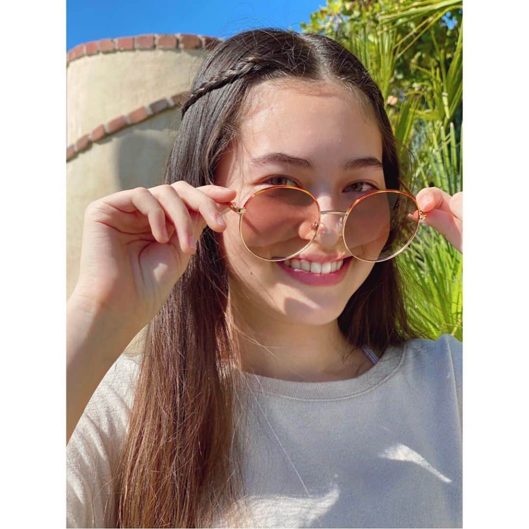 のインスタグラム：「長袖着たら外暑かったー🌴☀️﻿ 前髪でちょっと遊んだよ。見えるかな？﻿ ﻿ ﻿ ﻿ ﻿ ﻿ ﻿ #西海岸ファッション　#古着　#サングラス  #ロングヘアアレンジ #中学2年生 #wasian #teensfashion #streetfashion ﻿ #로스앤젤레스  #구제패션　#14살﻿」