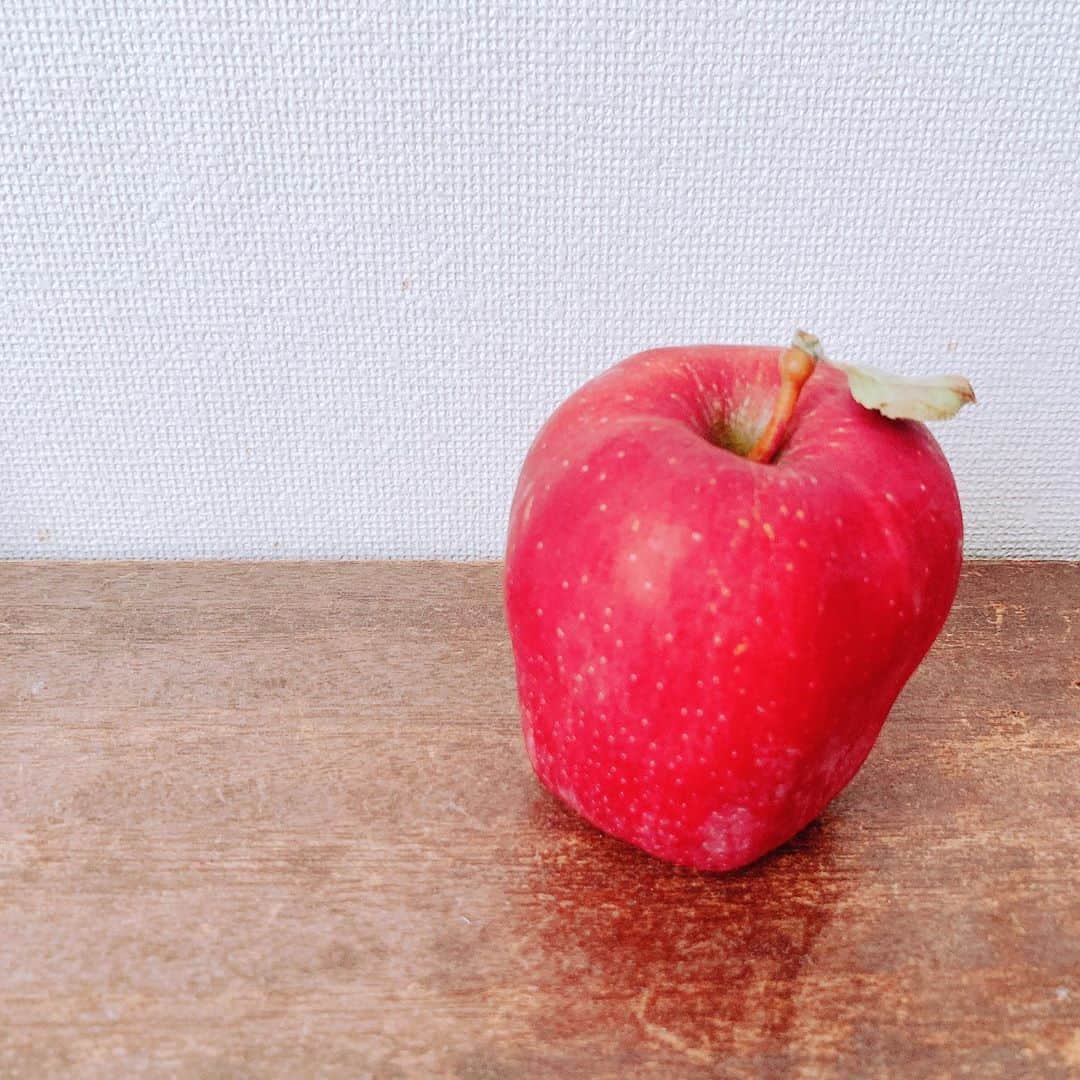 梅津有希子さんのインスタグラム写真 - (梅津有希子Instagram)「生協パルシステムから、かわいいりんごが届いてテンション上がる🍎 葉っぱつきのスターキングデリシャス。かわいー❤️ #りんご #スターキングデリシャス #apple」10月14日 18時42分 - y_umetsu