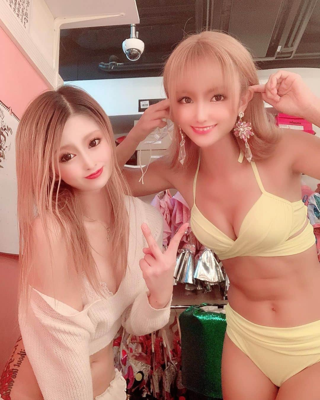 うららさんのインスタグラム写真 - (うららInstagram)「SHELLY黒い👼🏼❤️(笑)  明日は出勤してます👍💋  . . . #バーレスク大阪 #バーレスク東京 #burlesque #北新地 #showpub #うらら #dancer #singer #キャバ嬢 #ホスト #モデル #cute #ポールダンス #アイドル #ギャル #スリム #パリピ #gogodancer #脚フェチ #ビキニギャル #エロ可愛い #笑顔が人を幸せにする #可愛い #小悪魔 #インスタ映え #黒ギャル #白ギャル #飲み会 #ふぉろーみー #いいね」10月14日 18時42分 - urara_burlesque