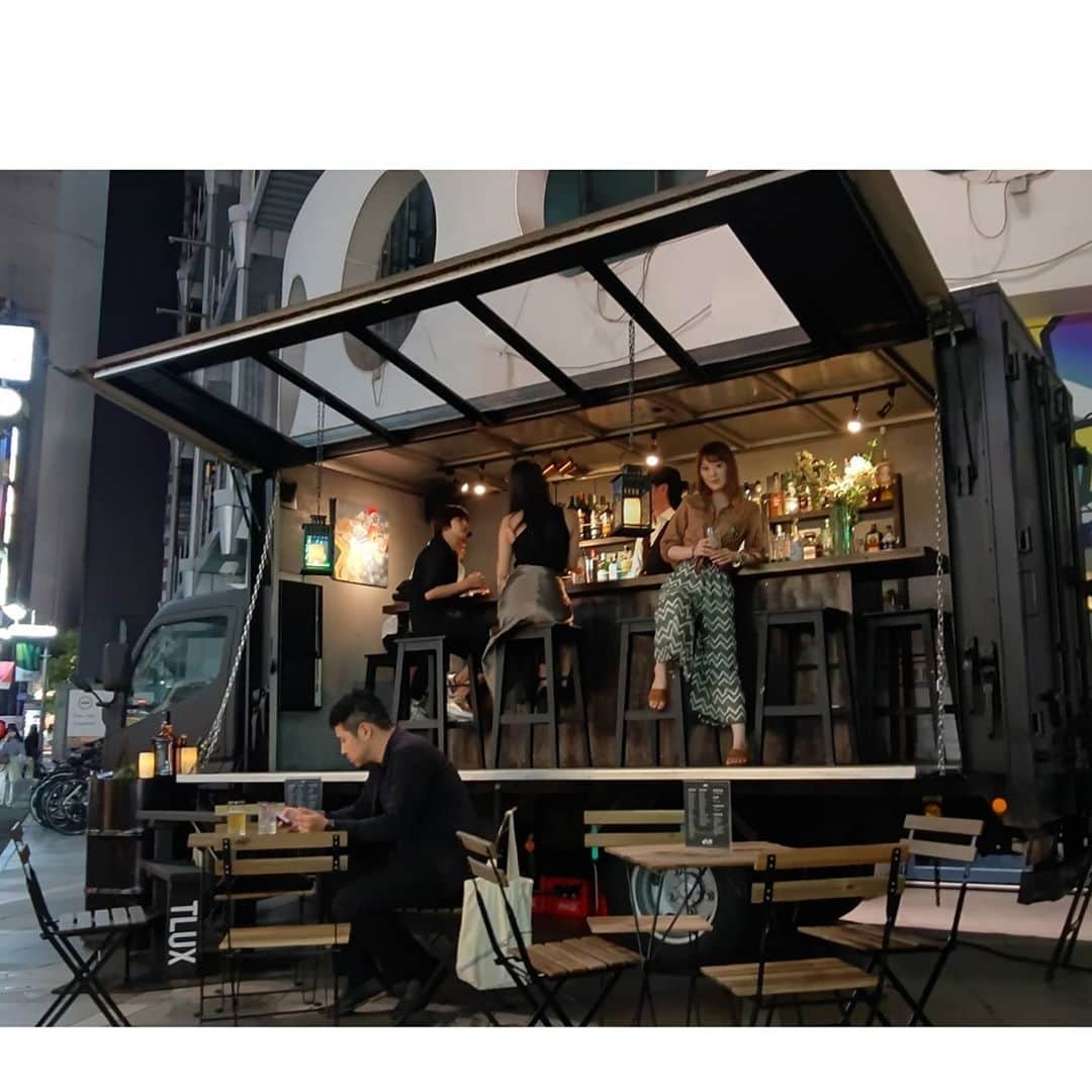 松浦麻里奈さんのインスタグラム写真 - (松浦麻里奈Instagram)「渋谷でOPENした、日本初の移動型バー「BAR TRUCK TLUX」😘💕 風通しが良い屋外テラスで、 バーテンダーが作るカクテルを楽しみながら 贅沢なひとときをᕙ( • ‿ • )ᕗ MV🎥一枚目  🌸http://tlux.jp/ 🌸@bar_truck_tlux   ■場所:渋谷駅徒歩7分 渋谷ヨシモト∞ホール前 (渋谷東急ハンズの近くです) 〒150-0042 東京都渋谷区宇田川町31-2  トラック前には、テーブルもあり✨  ウッドカウンターと、本格的なバックバー🤗👍 メニューに載ってないドリンクも注文可能✨  モクテル（Mocktail)という 英語で「本物そっくりの」という意味の 「mock」と「cocktail」を 組み合わせた言葉で ノンアルコールカクテル😁👍  モクテルも、オススメだよ💓✨ 本格的なお酒？！ でも、お酒入ってないのに、味は本物そっくり！ お酒飲んでるかのような(●♡∀♡)  お酒飲めない人にもOK🥺🌷 15:00くらいから日付変わるまで営業してるとのこと😽✨   #トラックバー#渋谷#渋谷バー #渋谷グルメ #渋谷カフェ #渋谷bar #truck #tlux #日本初 #トラック #東京グルメ #カフェバー #カクテル #モクテル #モクテルバー  #モクテルはノンアルコールカクテルの事  #cocktails #Cocktail#お酒好きな人と繋がりたい #お酒好き女子 #酒 #バー #bar #トラックス #バートラック #移動型バー」10月14日 18時35分 - ay114.831m